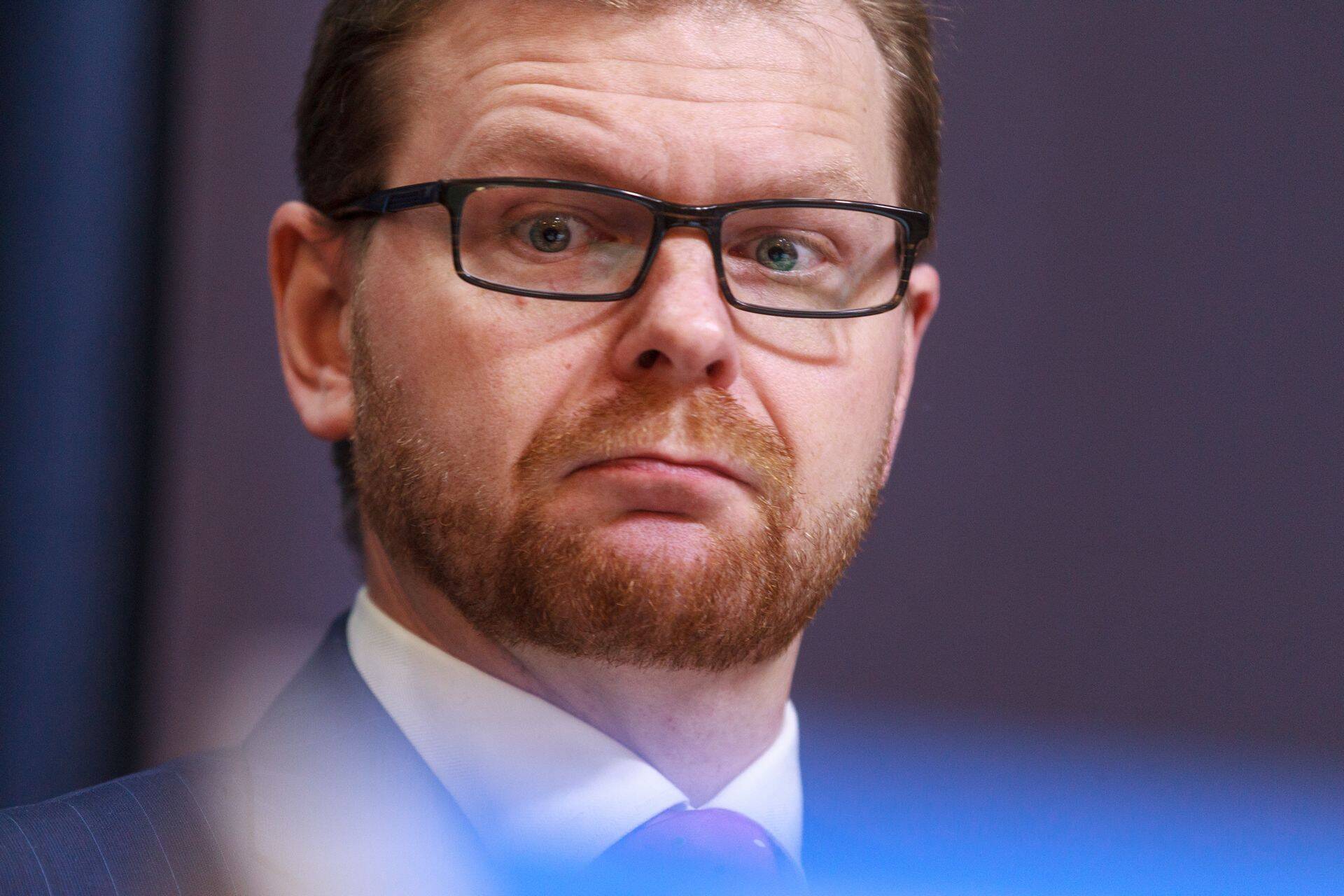 Finantsinspektsiooni juht Kilvar Kessler on konkreetne: "Kui näeme laialdast eiramist, selgitame sätet ja suuname täitma. Kui eiramine jätkub, rakendame sundi."
