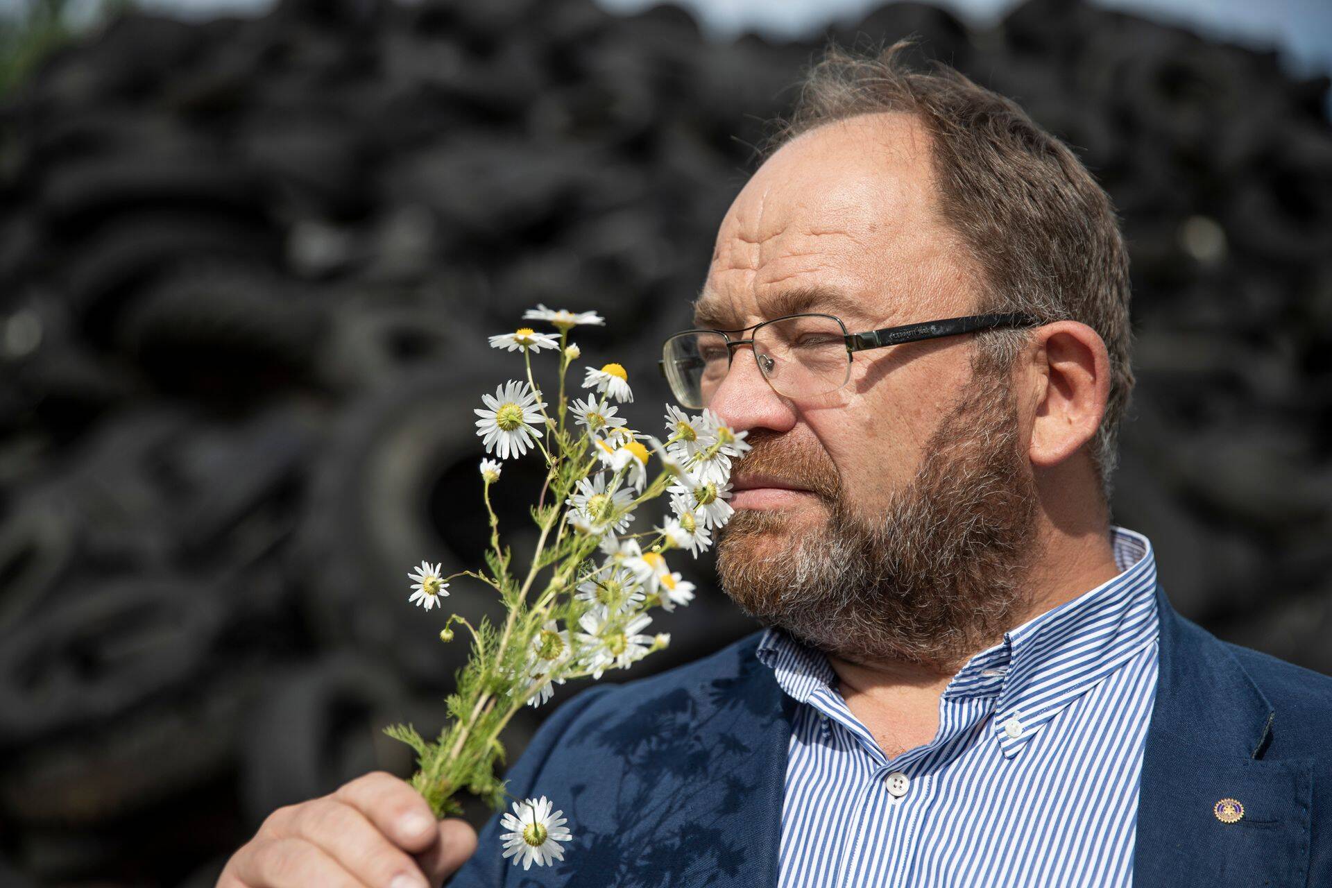 Pildil on Neinar Seli selja taga kuskil 12 000–15 000 tonni rehve. "Karikakramäng. Saan toetust ... ei saa toetust ... saan toetust," viskab Seli Tartusse vanale Raadi lennuväljale plaanitud päikesepargi aladel nalja. "Must lagi on meie toal," hakkab Seli lugema rehvimägede ees luuletust ja küsib kaasasolevatelt kolleegidelt ja ajakirjanikelt, kuidas luuletus jätkub ning kes on selle autor. Nalju ja kultuurialast laia silmaringi ootab ta ka oma töötajatelt.