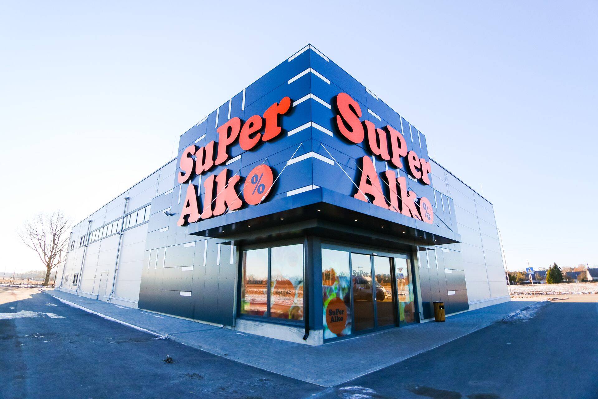 SuperAlko omanik Aldar on juba avanud alkoholipoe Ainažis.