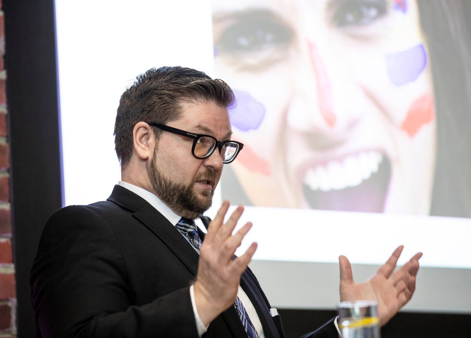 Колебания спроса ощущают и экспортеры, торгующие в евро, говорит советник по экспорту EAS в Нью-Йорке Джеймс Йорк.