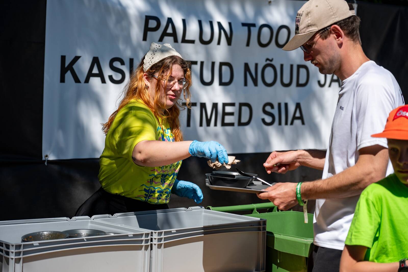 Laulu- ja tantsupeolised sõid korduvkasutatavatelt nõudelt, mille süsteem avaldab teistele Euroopa linnadele muljet, ütleb Tallinna linna ettevõtlusdirekor Kalle Killar. Foto: Aivar Pihelgas/Laulu- ja Tantsupeo SA