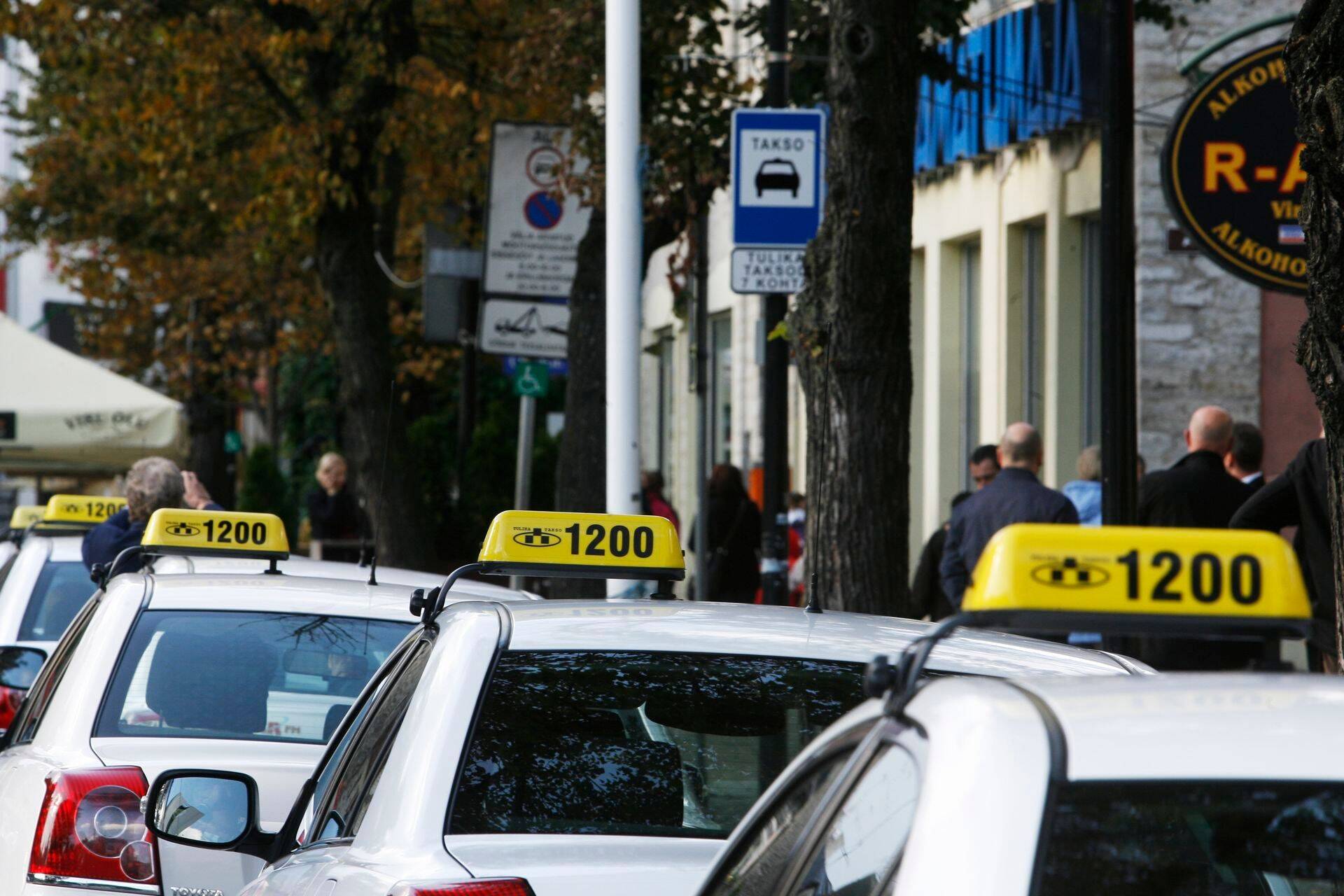 Tulika taksod peatuses. Ettevõtte juhatuse liikme Anne Rebase sõnul võivad Uberi madalad hinnad valdkonna maksulaekumisele kurja teha.
