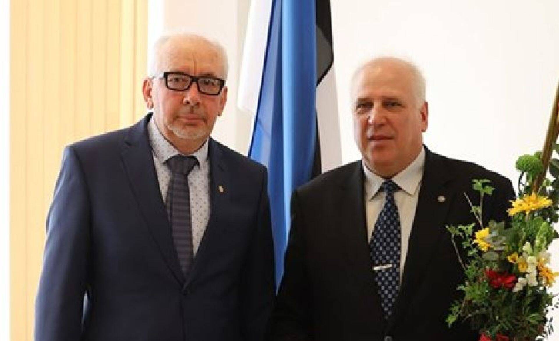 Nõunik Maido Pajo (vasakul) ja maaeluminister Mart Järvik.