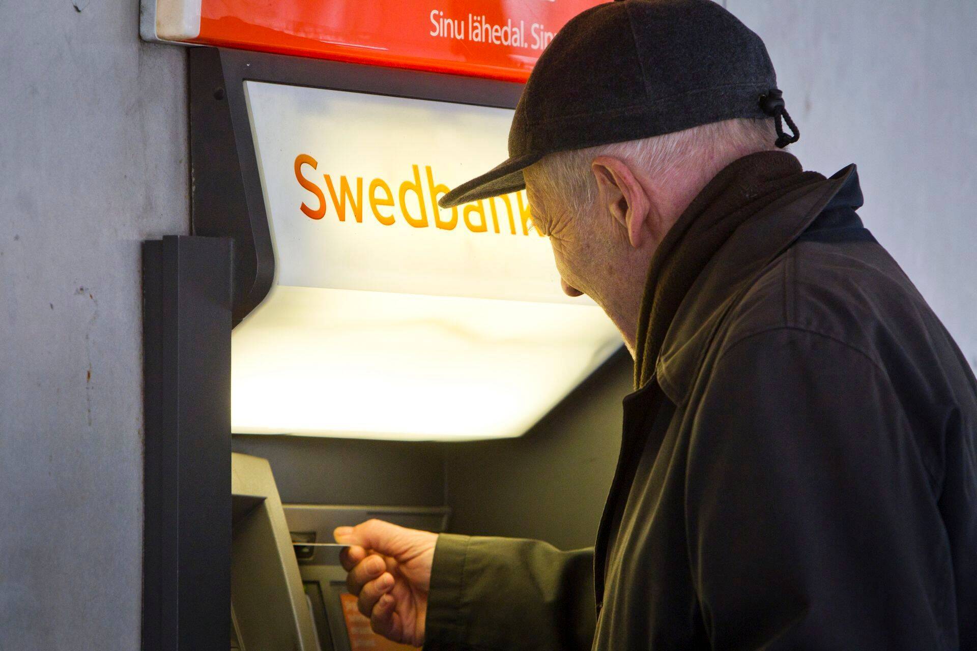 Swedbanki sularahaautomaat.