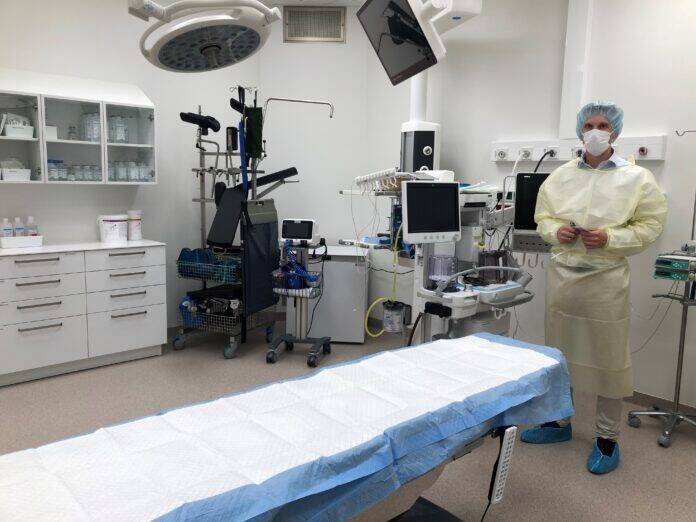 Meliva meditsiinijuht, doktor Andreas Abel uut kliinikut tutvustamas.