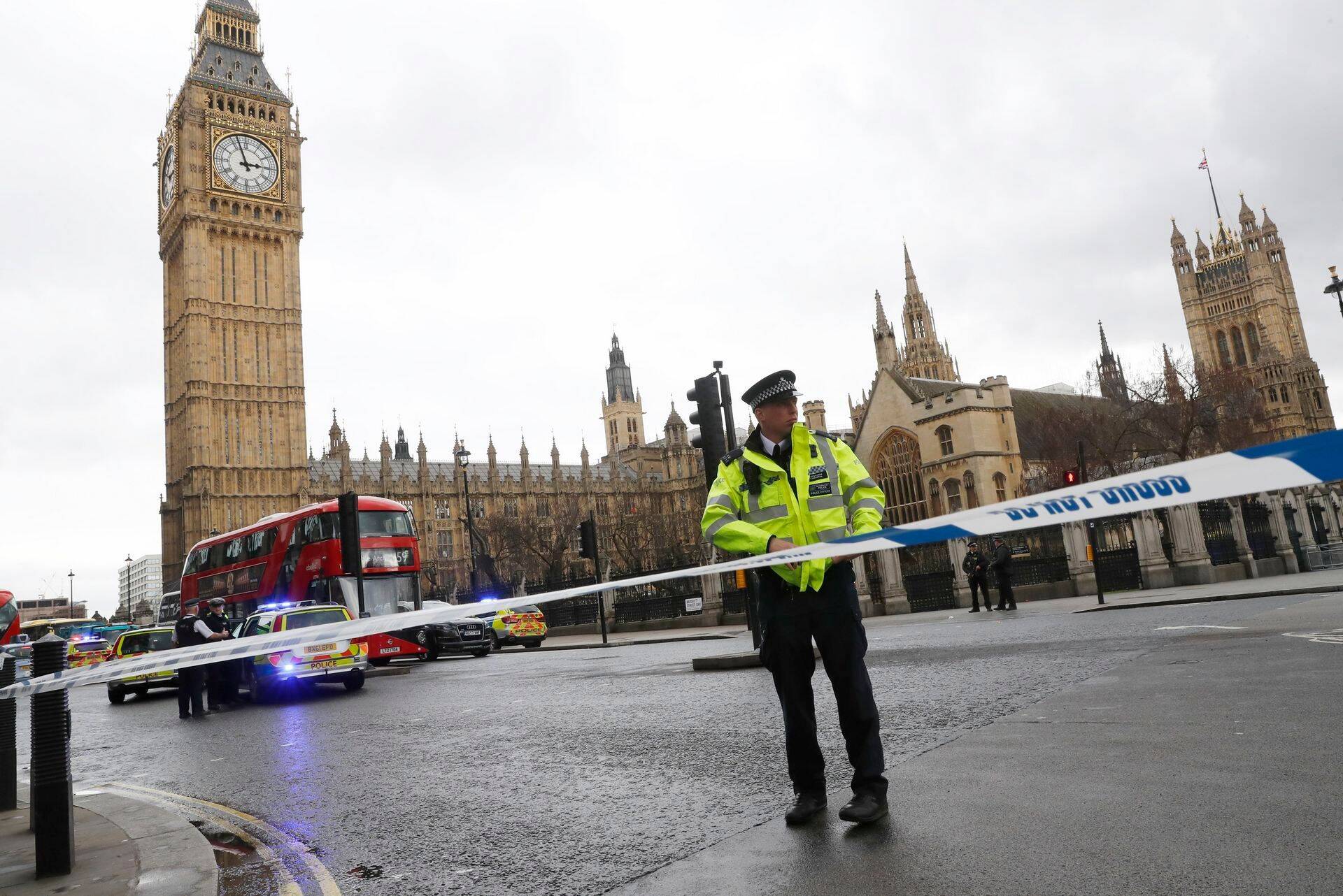 Politsei on lintidega piiranud Londonis parlamendihoone juures oleva väljaku.