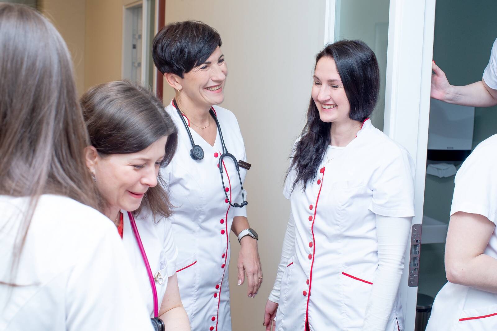 MyMedi perearstikeskuse juht, perearst Karin Pärnpuu (keskel) sai ETOks hakkamises kolleegidelt kohe toetuse.