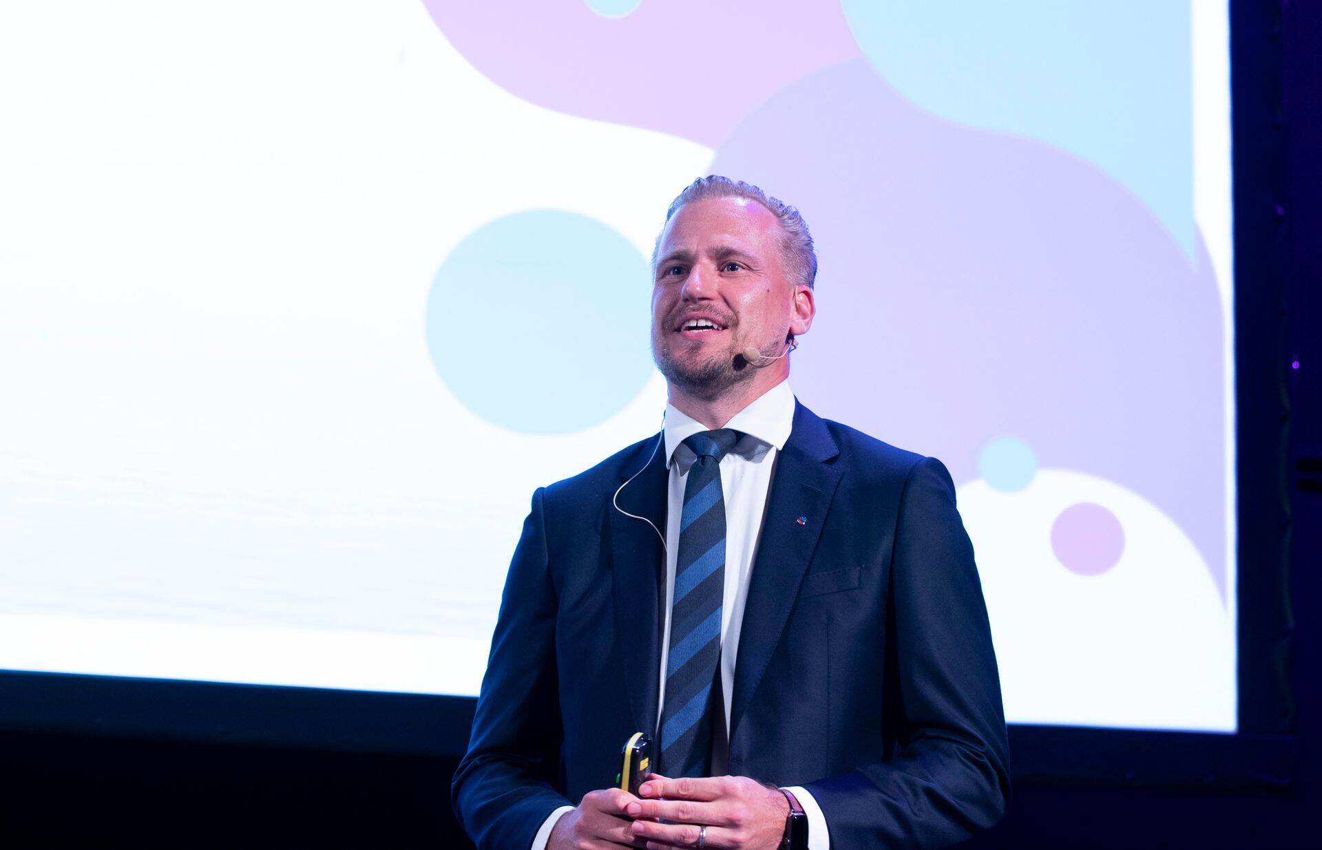 Tallinki juhatuse liikme Harri Hanschmidti sõnul konkureerib Tallink kenasti lennukiga, küll saab hakkama ka tunneliga.