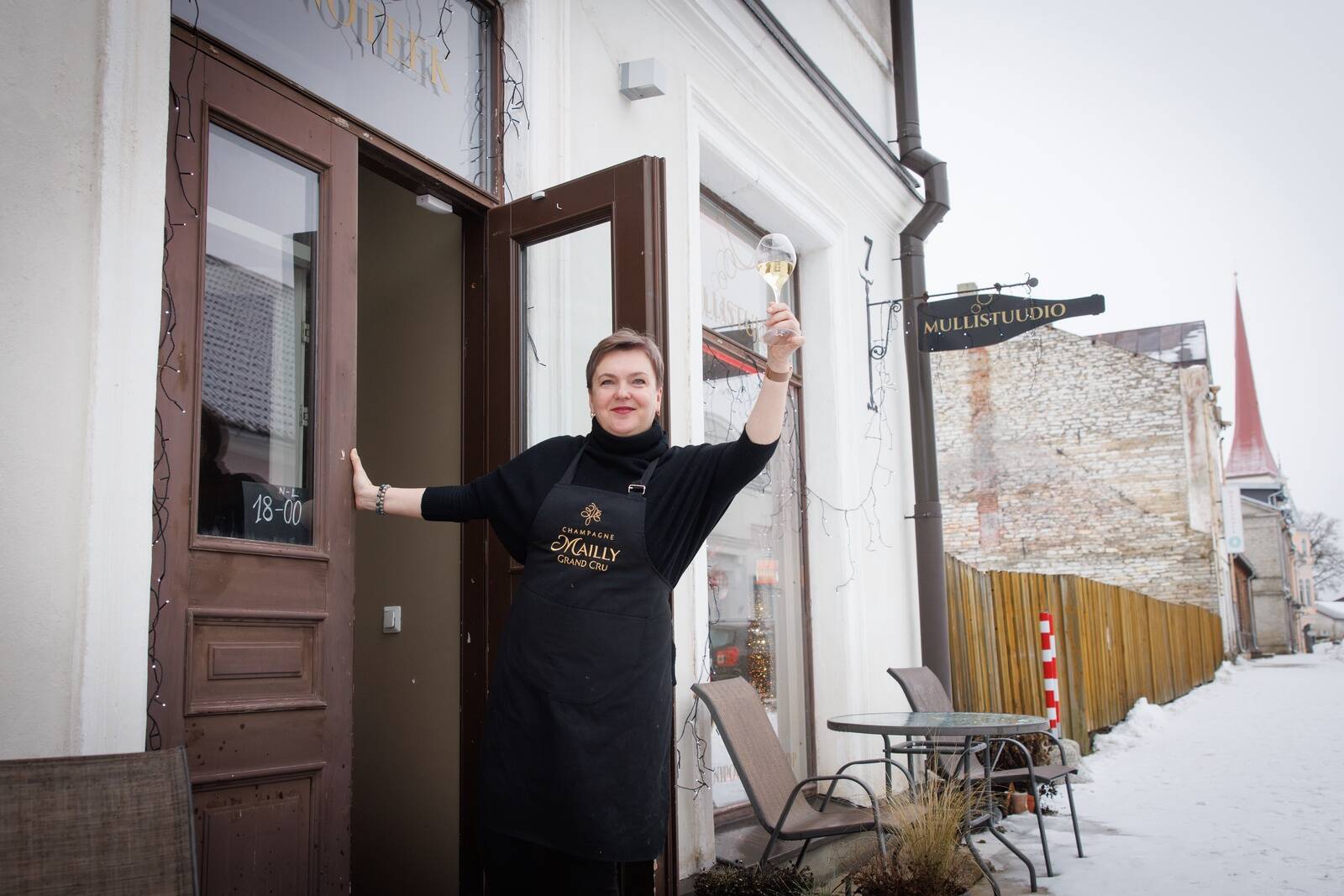 Mullistuudio vinoteegi pidaja Maie Urbas tervitab külalisi Rakveres Pikal tänaval.
