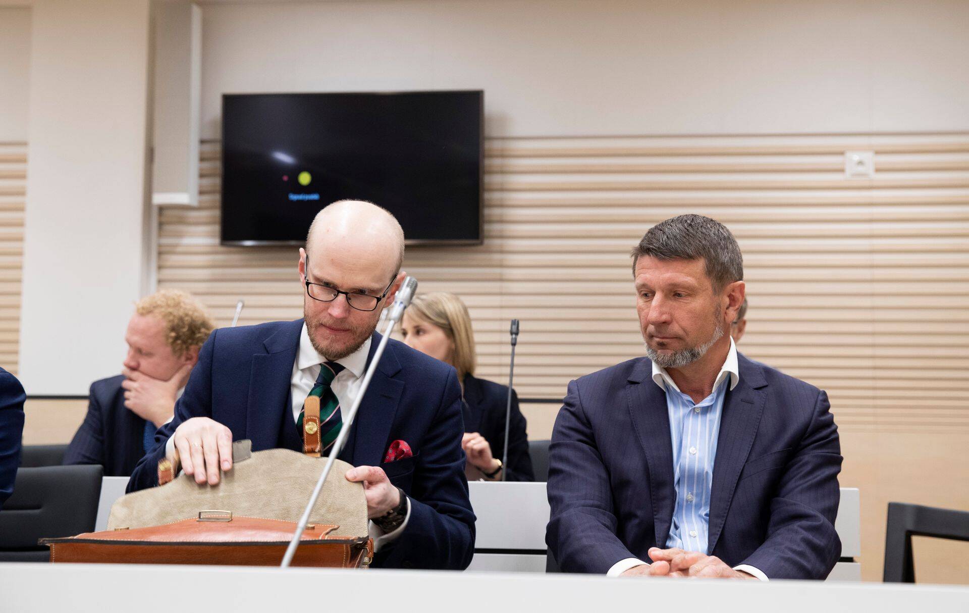 Ain Kaljuranna kaitsja Paul Keres (vasakul) ei usu, et Valdo Õunapi otsus minna prokuratuuriga kokkuleppele kuidagi Kaljuranna süütuse tõestamist raskendaks.