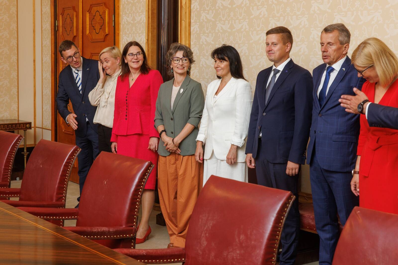 Kliimaminister Yoko Alender vasakult neljas. Fotol on uus valitsus presidendi juures.