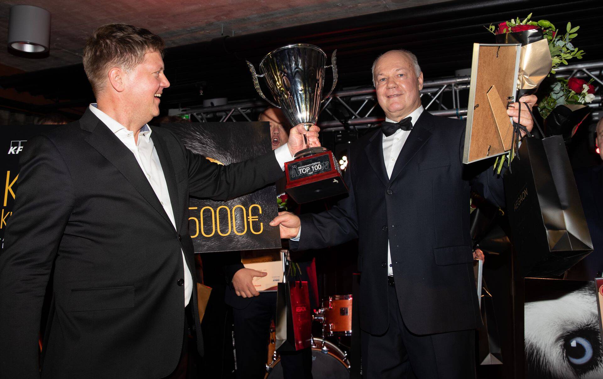 Äripäeva peatoimetaja Meelis Mandel andmas üle võitja rändkarikat TMB AS juhile Jaan Lutsile.