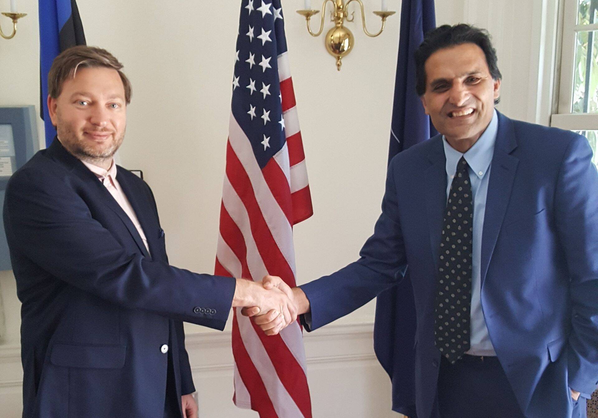 Raivo Sell ja dr. Rahul Razdan kokkuleppe sõlmimisel Washingtonis.