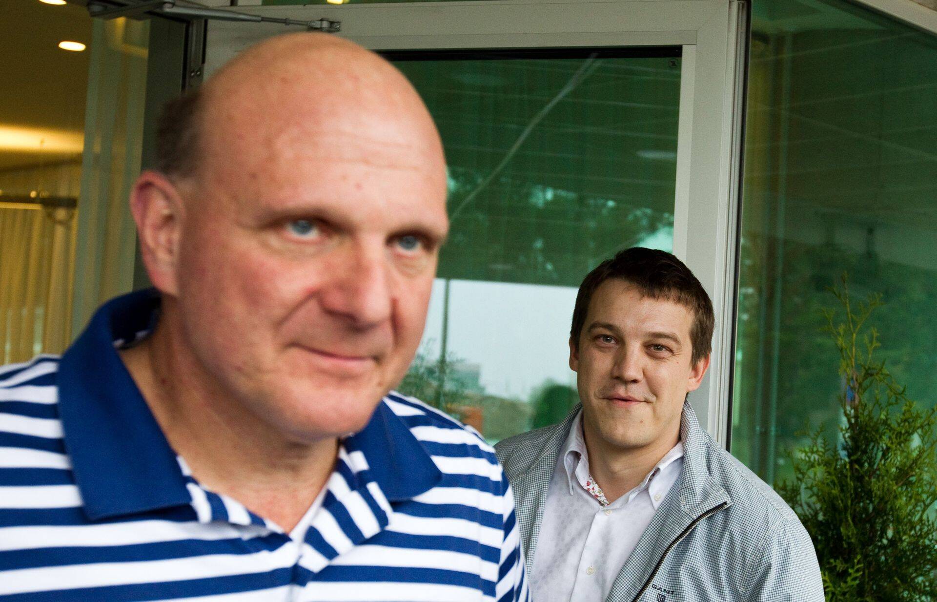 Aasta on 2011. Pärast ühisavaldust Skype`i Tallinna kontori uksel suundusid Microsofti tegevjuht Steve Ballmer (vasakul) kesklinna tehingut tähistama. Taamalt paistab Sten Tamkivi.