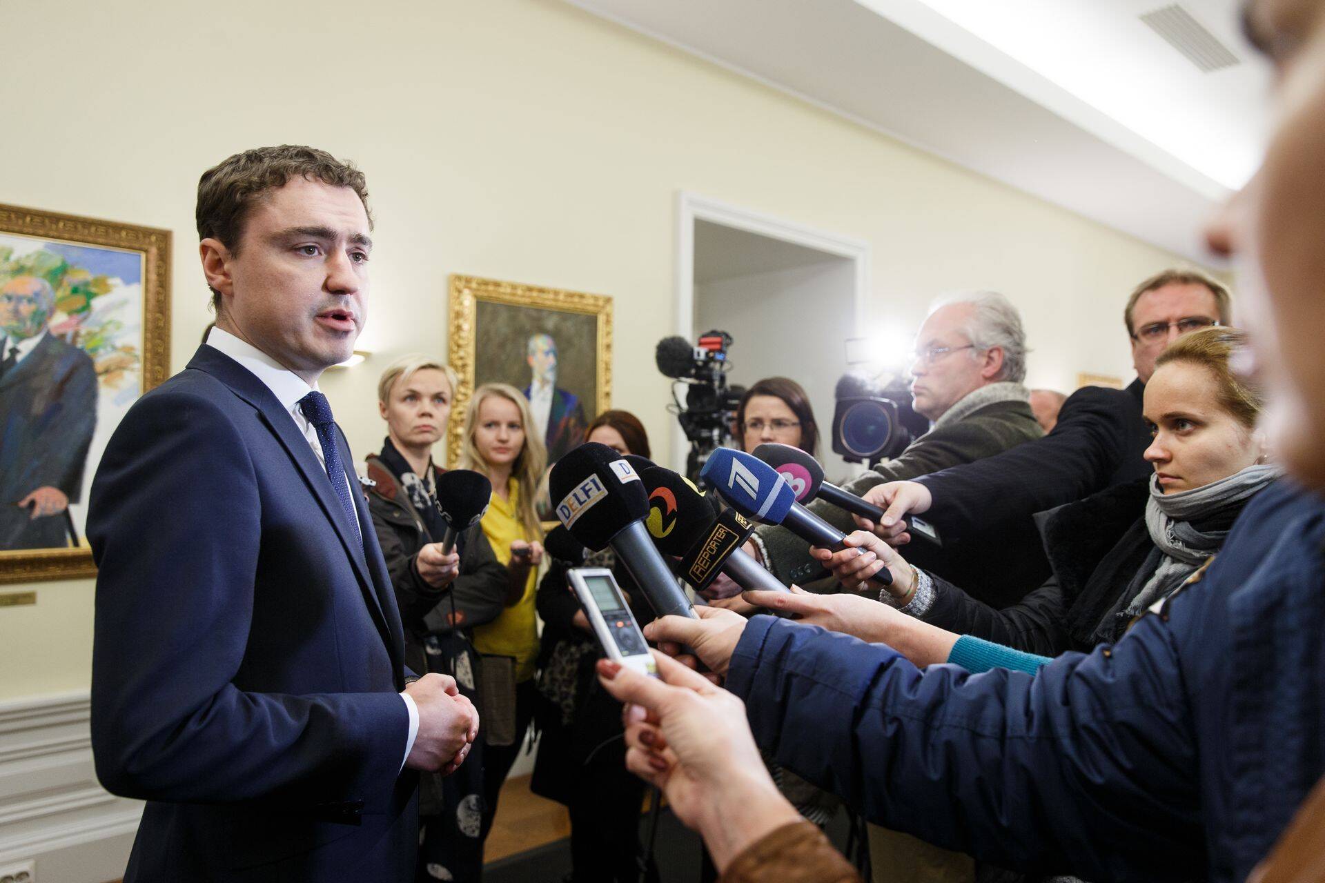 Politoloogid ei usu, et vaatamata peaminister Taavi Rõivase tooli värisemisele ta sealt esmaspäeval maha tõugatakse.