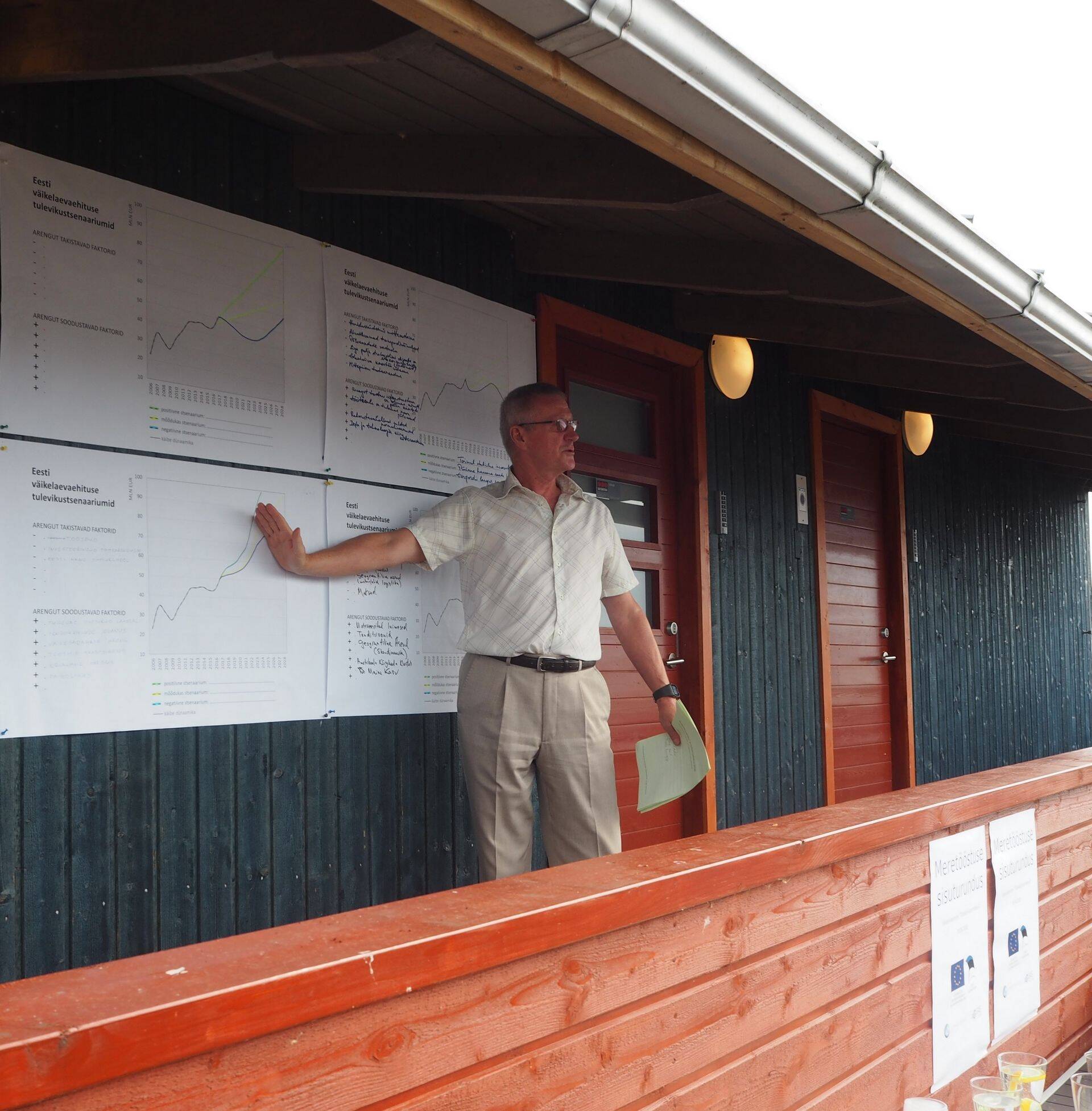 Jüri Sakkeus töögruppide ennustuste esitluse sisse juhatamas.