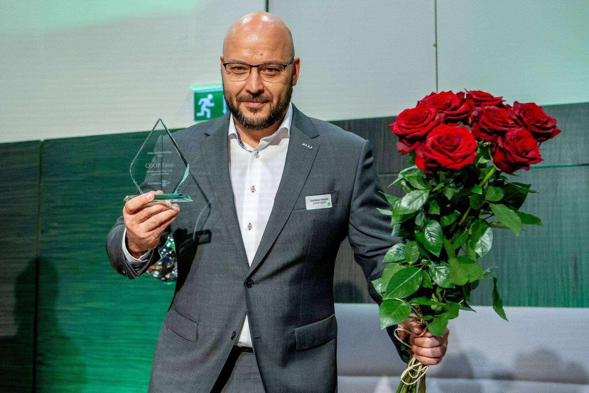 Jaanus Vihand Aasta Kaubandustegu 2019 võitu vastu võtmas