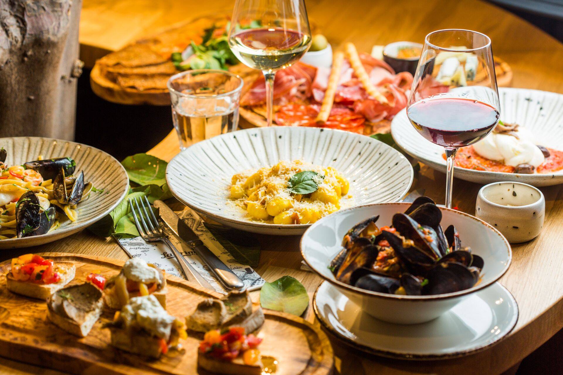 Lisaks väga laiale pitsavalikule saab La Prima Pizza restoranis nautida ka tõeliselt kvaliteetset pastat, salateid või antipastisid