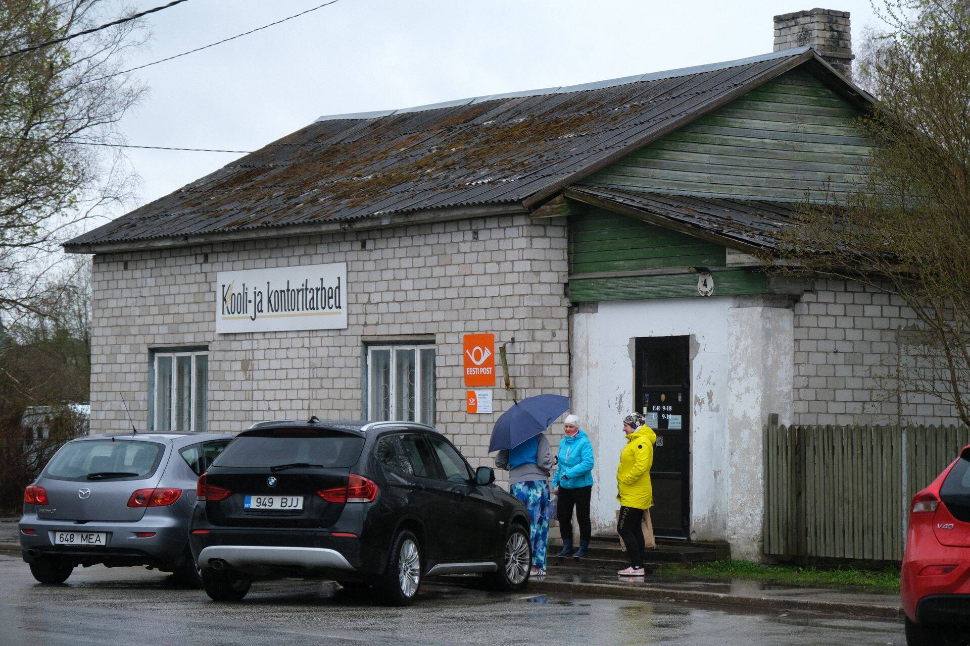 Pandivere Ehitus OÜ-le kuulunud pood pole aastaid kasumit teeninud, aga seda on hoitud avatuna, kuna see kogunemispaik kogukonnale. Foto: Lisette Luik