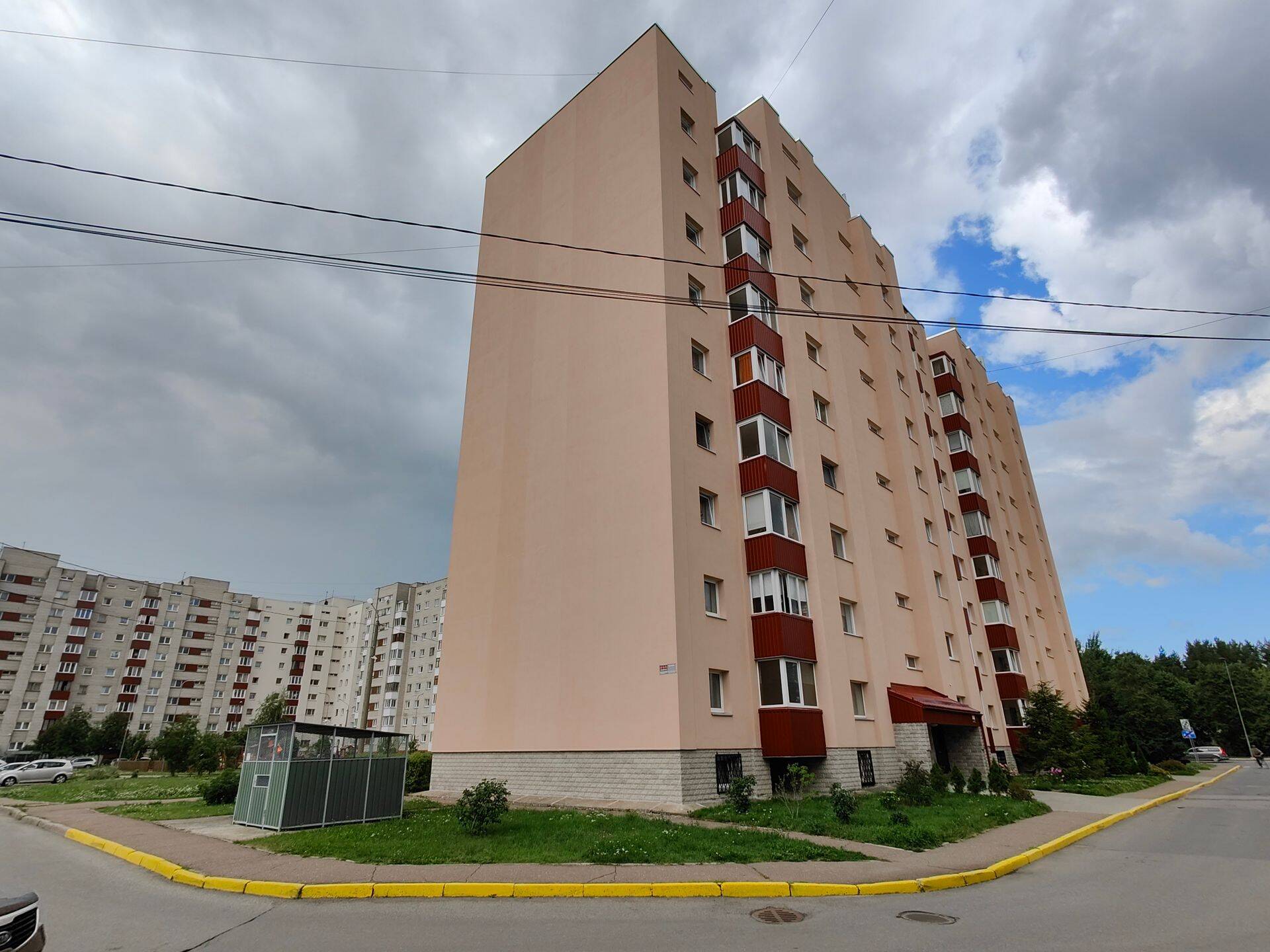 Девятиэтажки в северной части Нарвы: неутепленные, частично утепленные, полностью утепленные. Но ни в одной не было комплексной реконструкции с заменой систем отопления и вентиляции. Фото: Николай Андреев