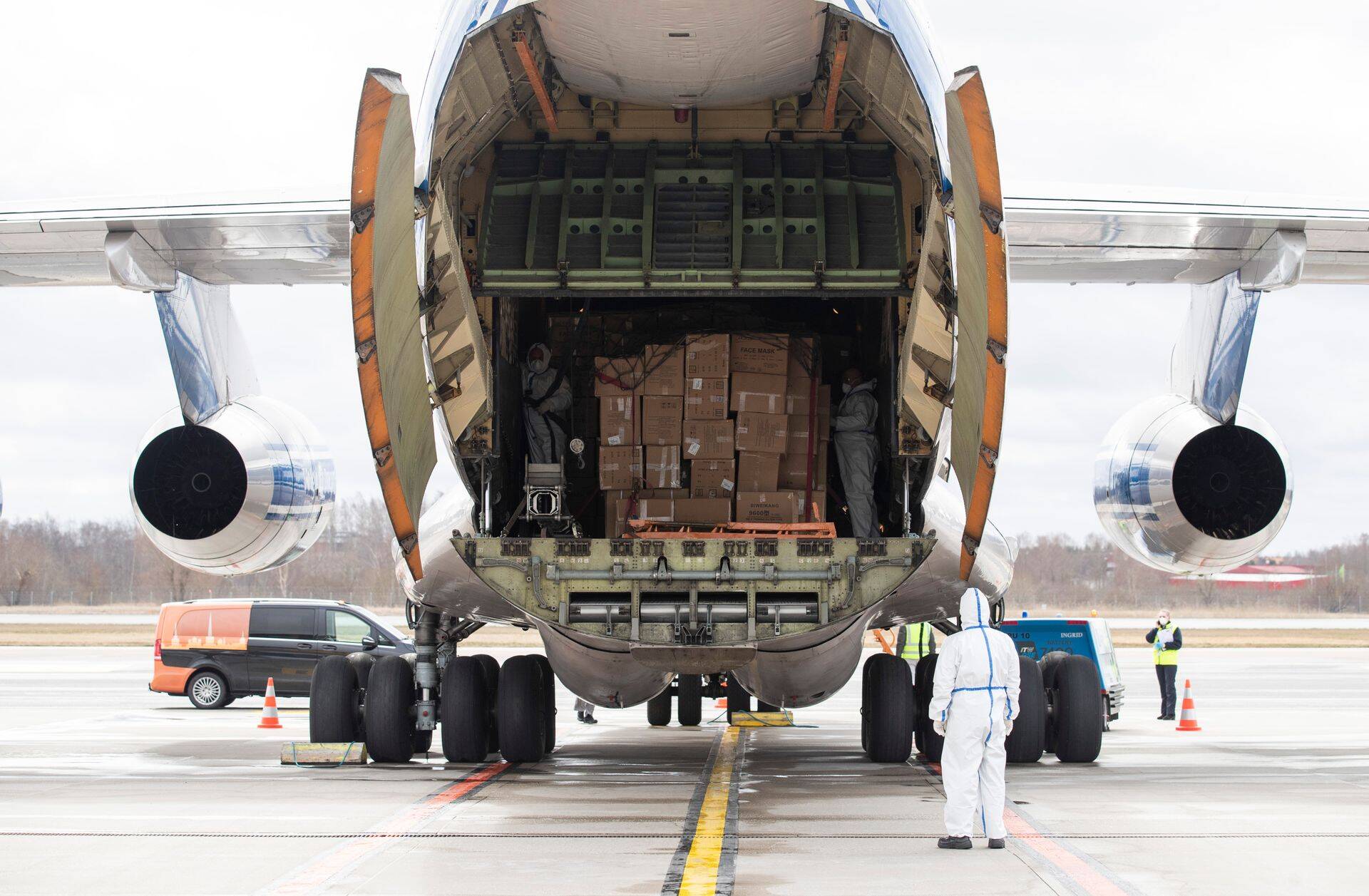 Hansaposti logistikadirektori Mait Vooderi kinnitusel toimivad rahvusvahelised tarned praegu tavapäraselt. Hansapost oli ka abiks riigi kaitsemaskide hankel.