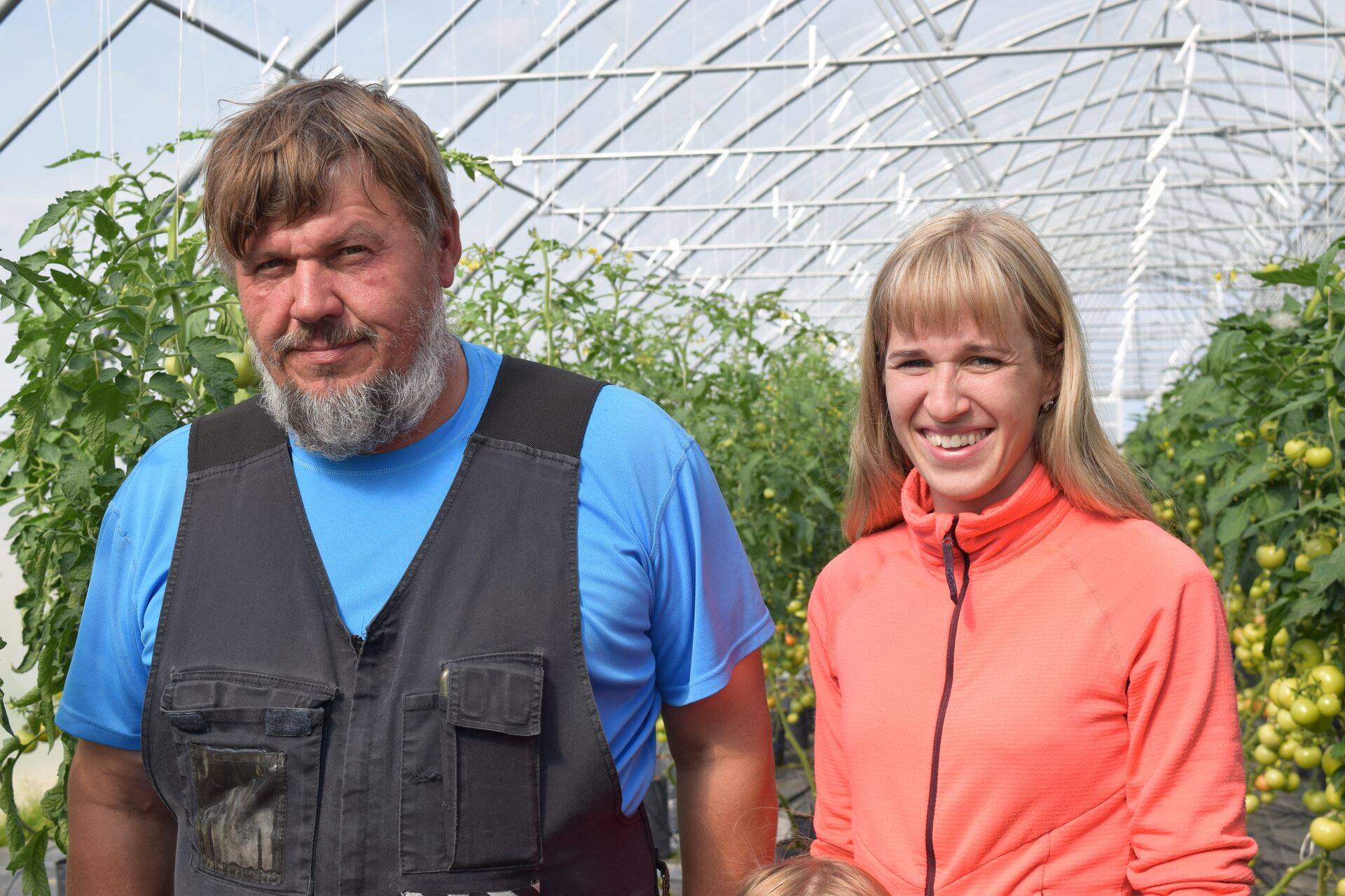 Sepalilled OÜ omanik Aivar Somarokov koos tütar Piretiga, kes kõrvalkrundil tegeleb mahetootmisega