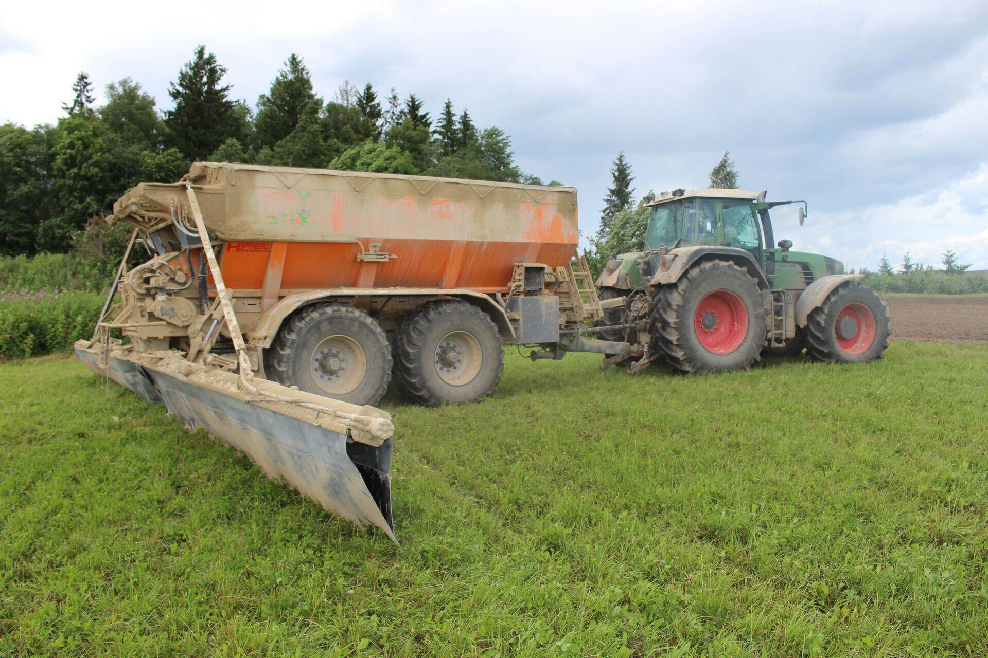 Muldade lupjamisdemo Scandagra põllupäeval 2017. aasta suvel.
