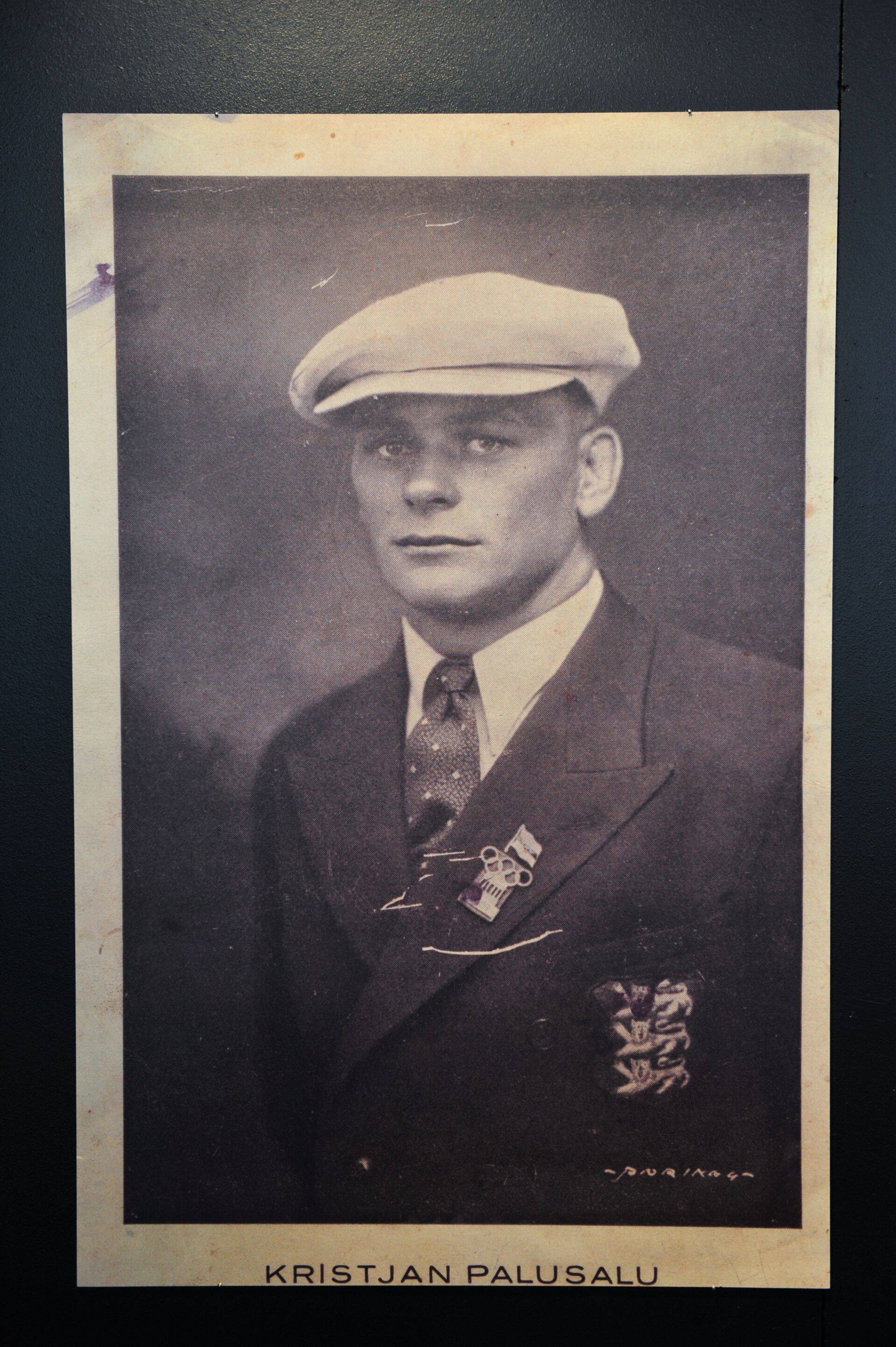 Kristjan Palusalu Eesti Vabariigi olümpiakoondise paraadrõivais XI olümpiamängudel Berliinis 1936.