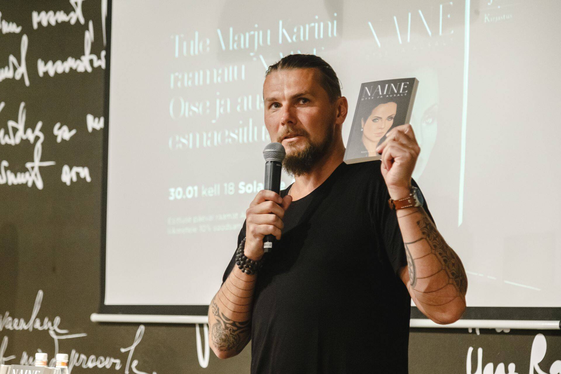 Jesper Parve enda kirjastuse raamatu esitlusel.