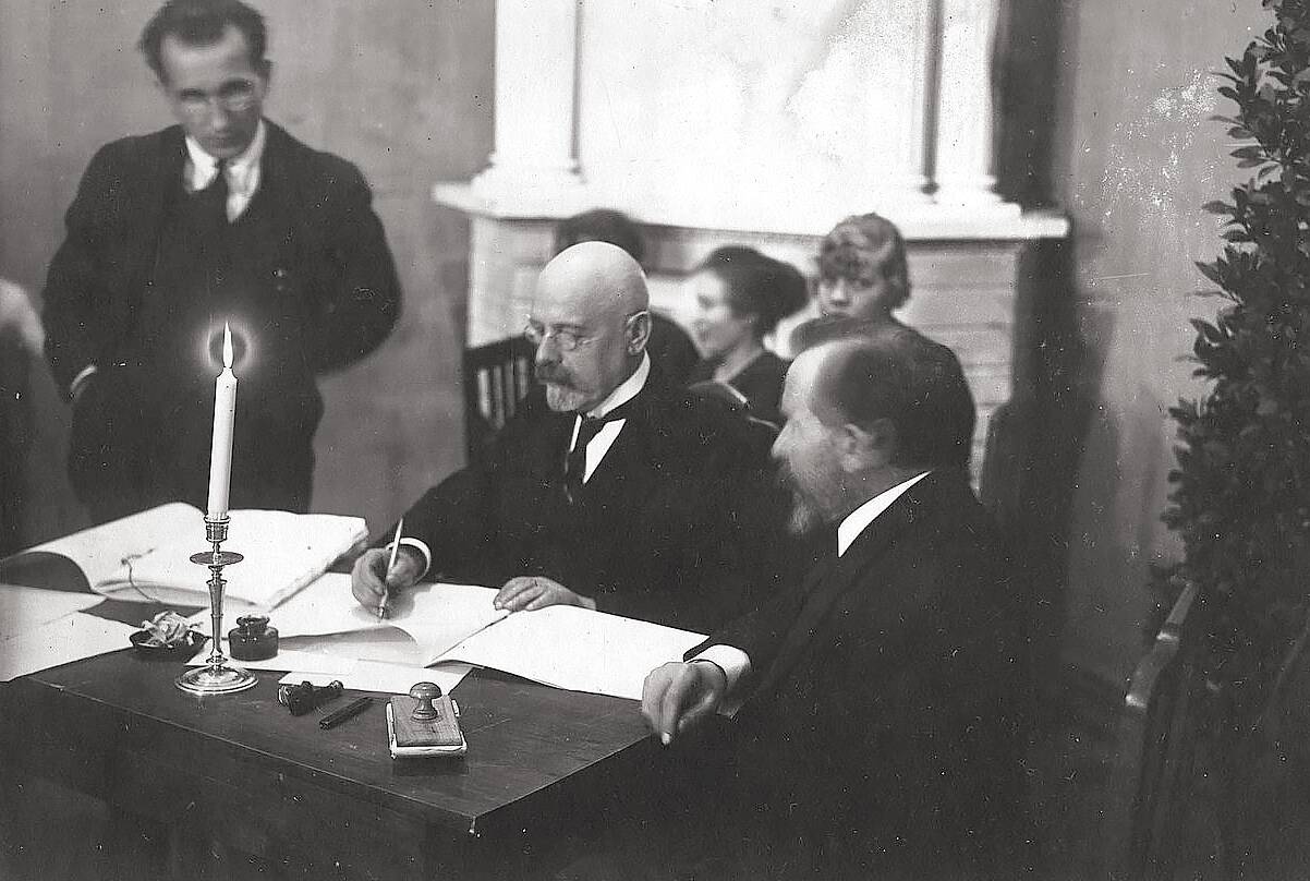 2 февраля 1920 года. Подписание Тартуского мирного договора главой эстонской делегации Яаном Поска, который заявил: «Сегодня для Эстонии самый важный день за последние 700 лет, потому что сегодня впервые Эстония одна будет определять дальнейшую судьбу своего народа».