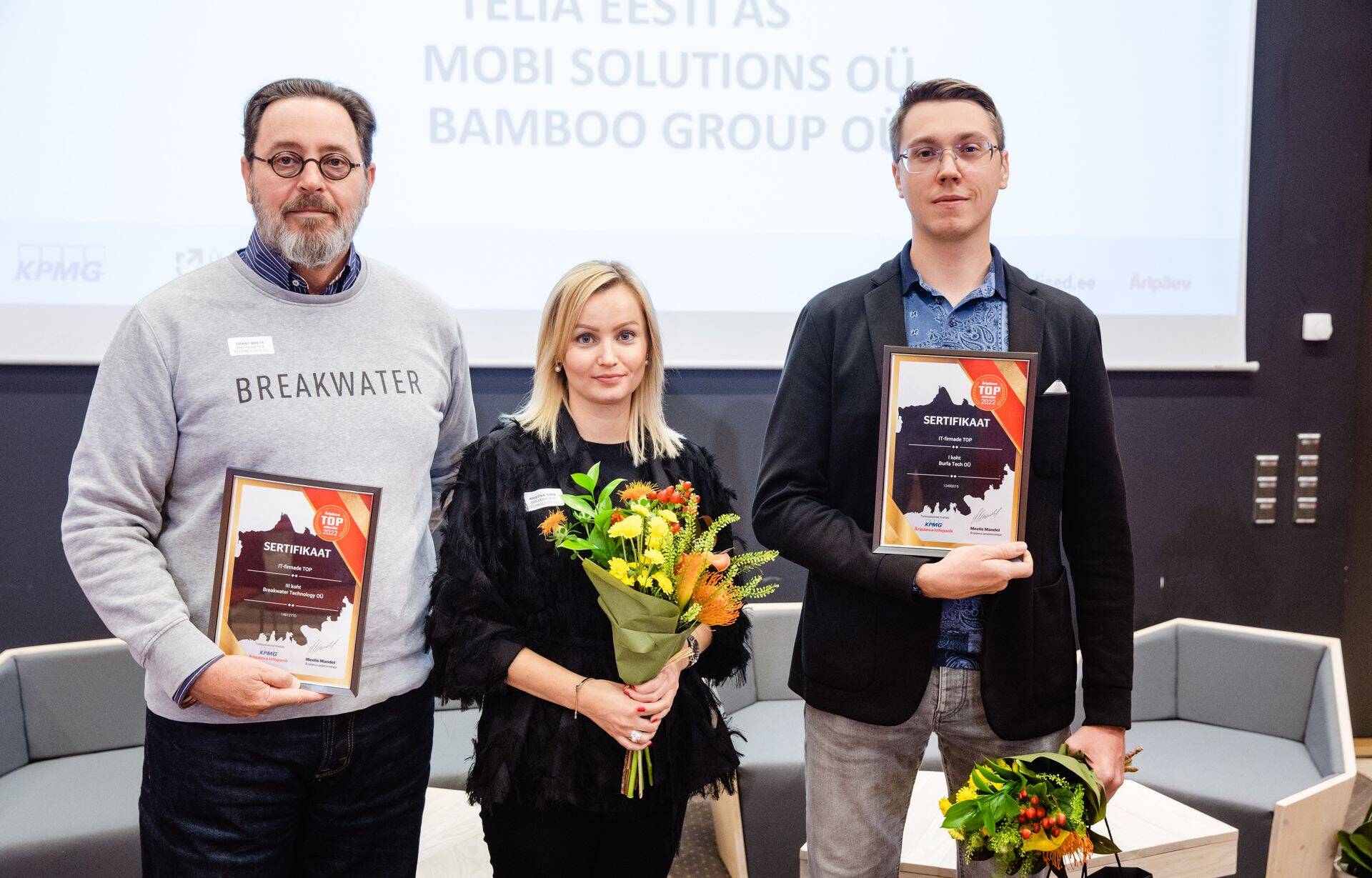 Esikolmikusse jõudnud ettevõtete esindajad IKT aastakonverentsil: vasakult Breakwater Technology tegevjuht Grant Brett ja sama ettevõtte personalijuht Kristina Sisin ning Burfa Techi tootejuht Vitali Pavlov. Pildilt puudub ITM Trade'i esindaja.