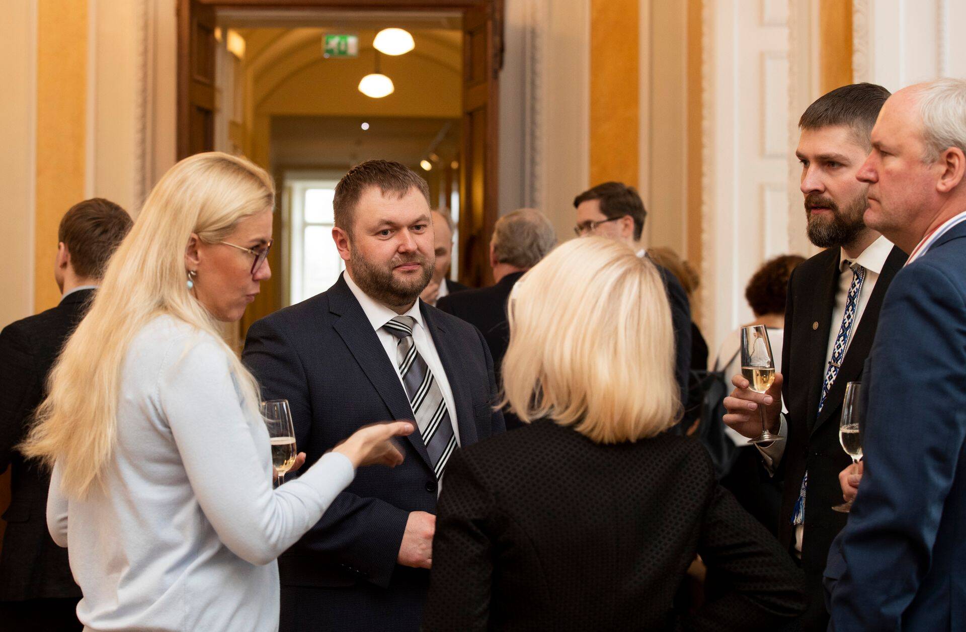 Keskkonnaministri kandidaat Rene Kokk (keskel) täna riigikogus toimunud koalitsioonileppe allkirjastamisel.