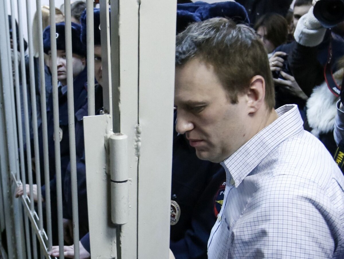 Кончина навального. Навальный на скамье подсудимых. Навальный в суде фото. Навальный в тюрьме.