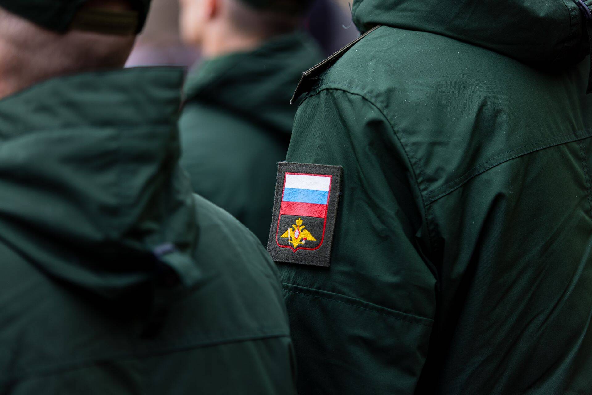 Кампания по набору контрактников уже началась, а региональные чиновники получили квоты и начали рассылать повестки потенциальным добровольцам, утверждает Bloomberg.