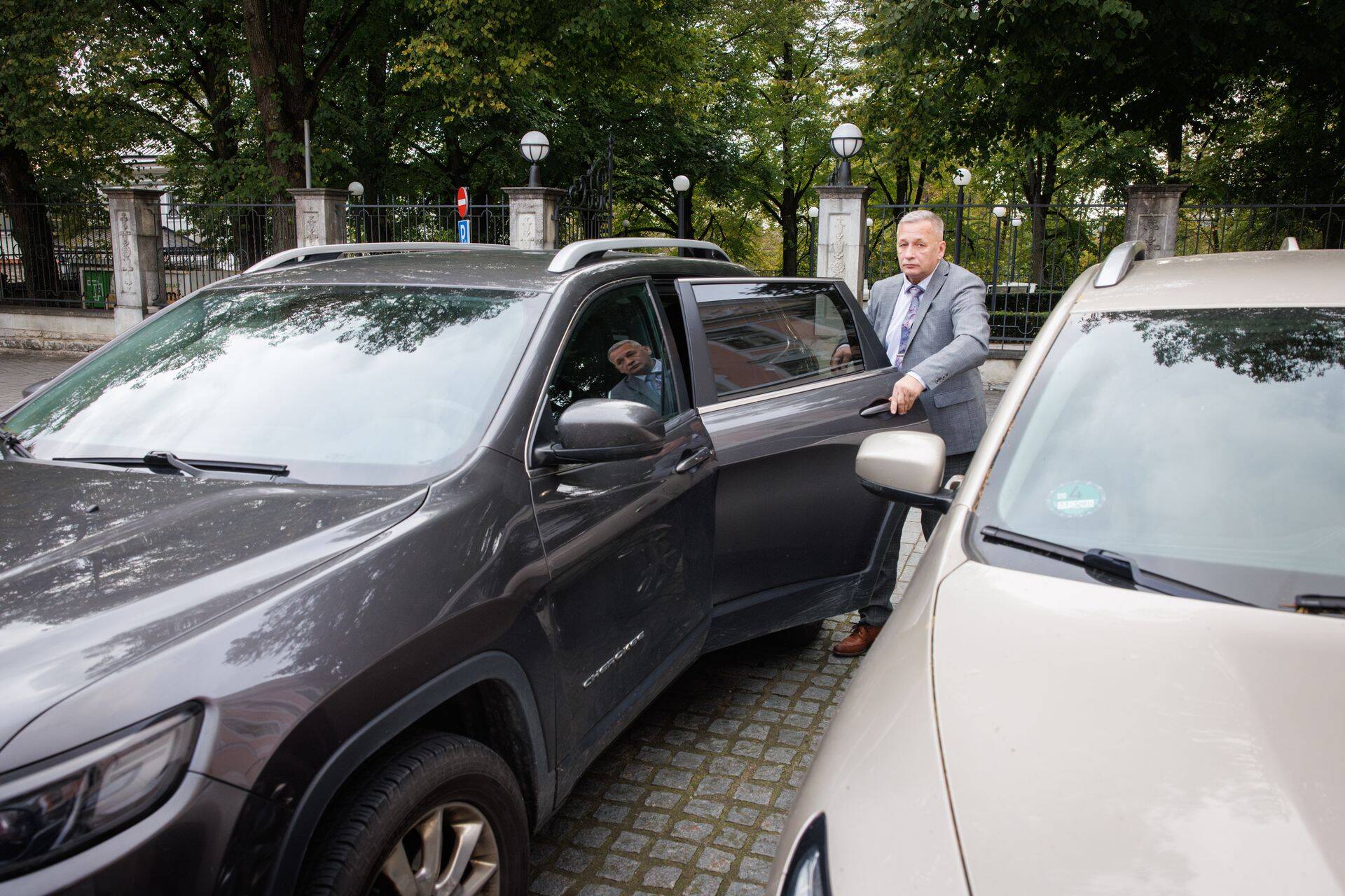 Huvide deklaratsiooni järgi on Kalle Grünthalil 2004. aasta Jeep Grand Cherokee ja 2018. aasta Jeep Cherokee, mõlemad sõidavad diisliga. See ei seganud Grünthalit ühel päeval korraga tankimast nii diislit kui bensiini.