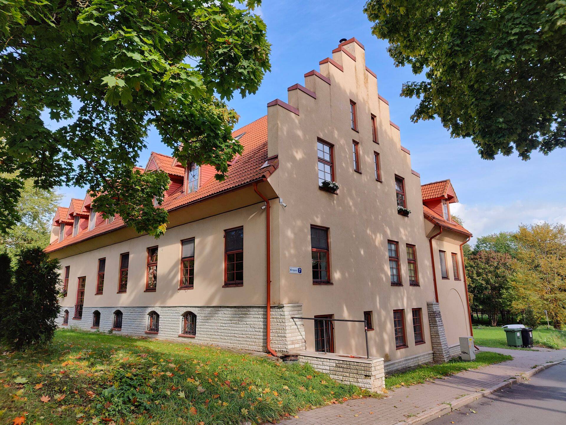 Дом в старинном стиле в Старом городе Нарвы, на самом деле, не старый. Он известен тем, что это единственный многоквартирный дом, построенный в городе после 91-го года.