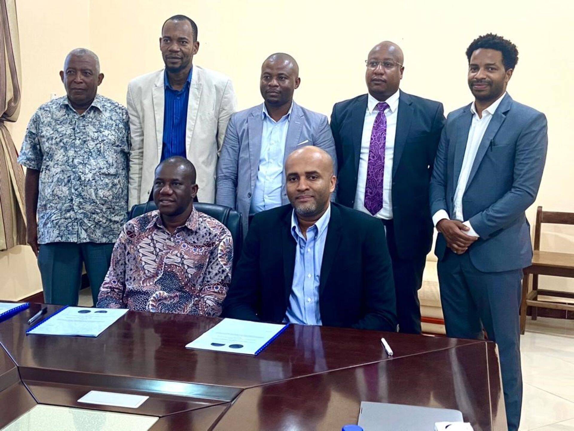 Koostöömemorandumi allkirjastamine: laua ääres vasakul Sansibari siseminister dr Mzee, paremal Net Groupi innovatsioonijuht Tansaanias Abdi Zagar.
