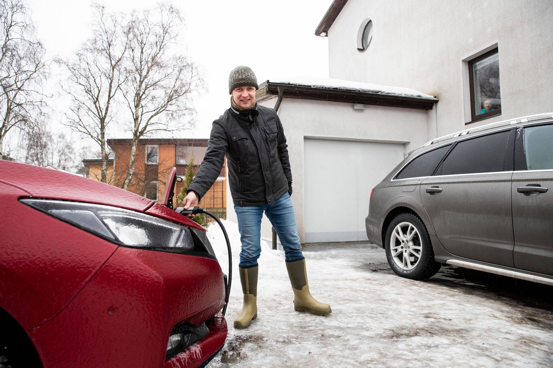 Päikesepaneelid paigaldanud Toomas Kärneri elektrikulu on aastases lõikes puhas null, kuid tehtud investeeringu tegeliku tasuvuse üle ta pead ei murra.