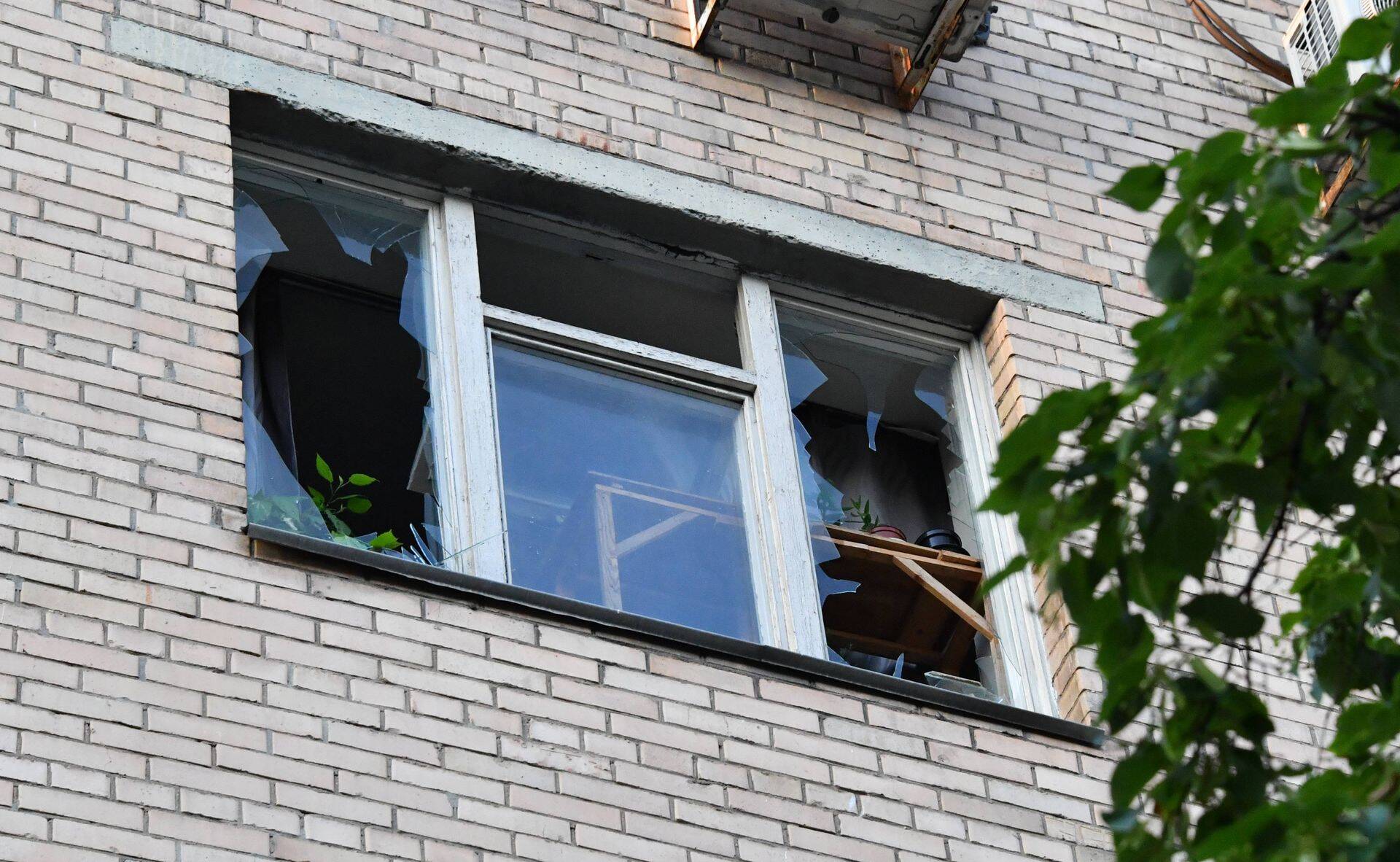 В жилом доме на Комсомольском проспекте выбило стеклопакет, Москва, Россия, 24 июля 2023 года.