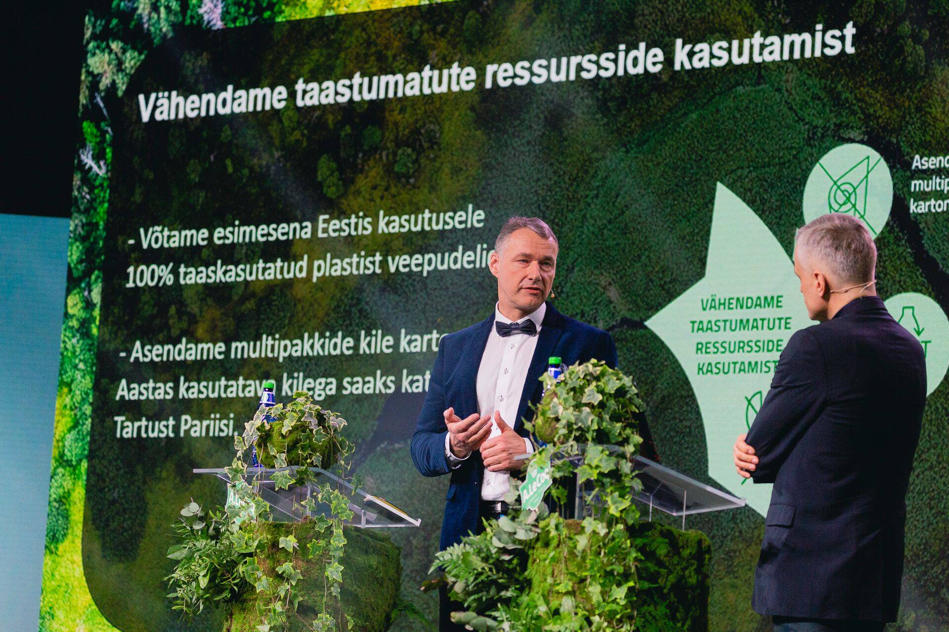 Tarmo Noop tutvustamas ettevõtte rohepöördega seotud tegevusi.
