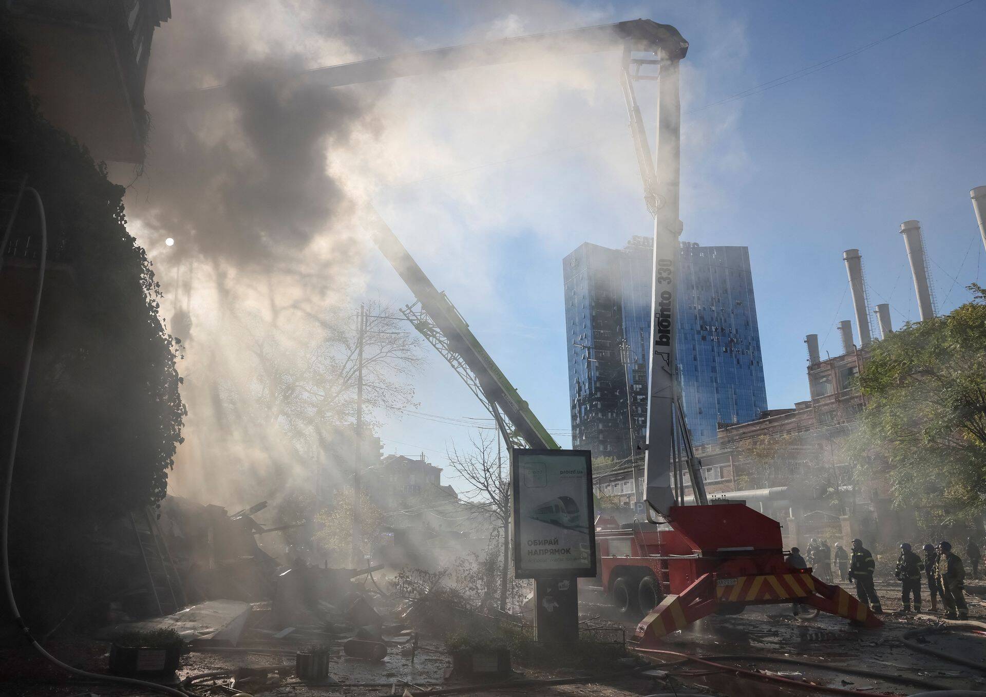 Россия атаковала дронами Киев: разрушен многоквартирный дом, погибла одна женщина, три человека получили ранения.