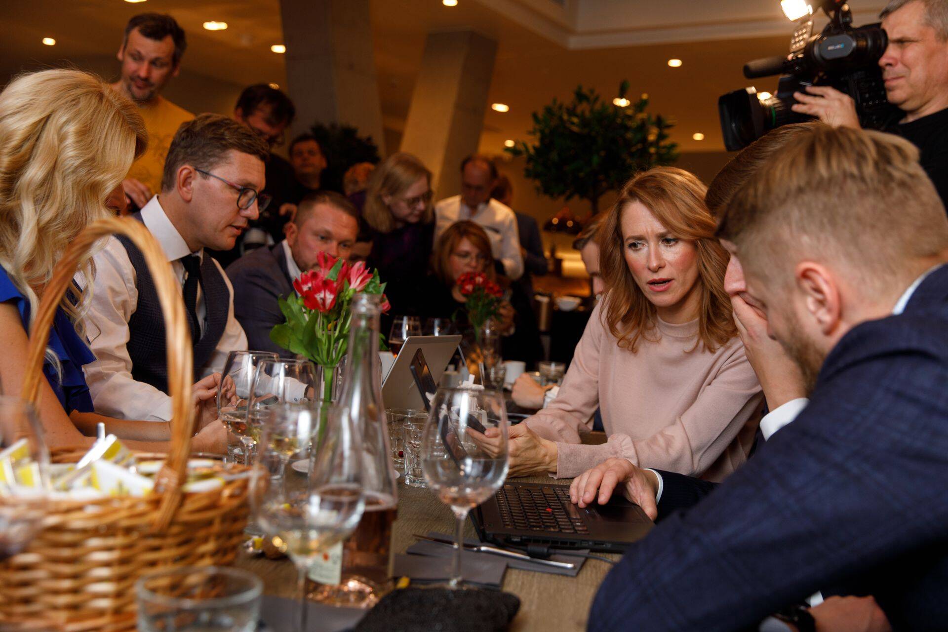 Peaminister Kaja Kallas (fotol keskel)