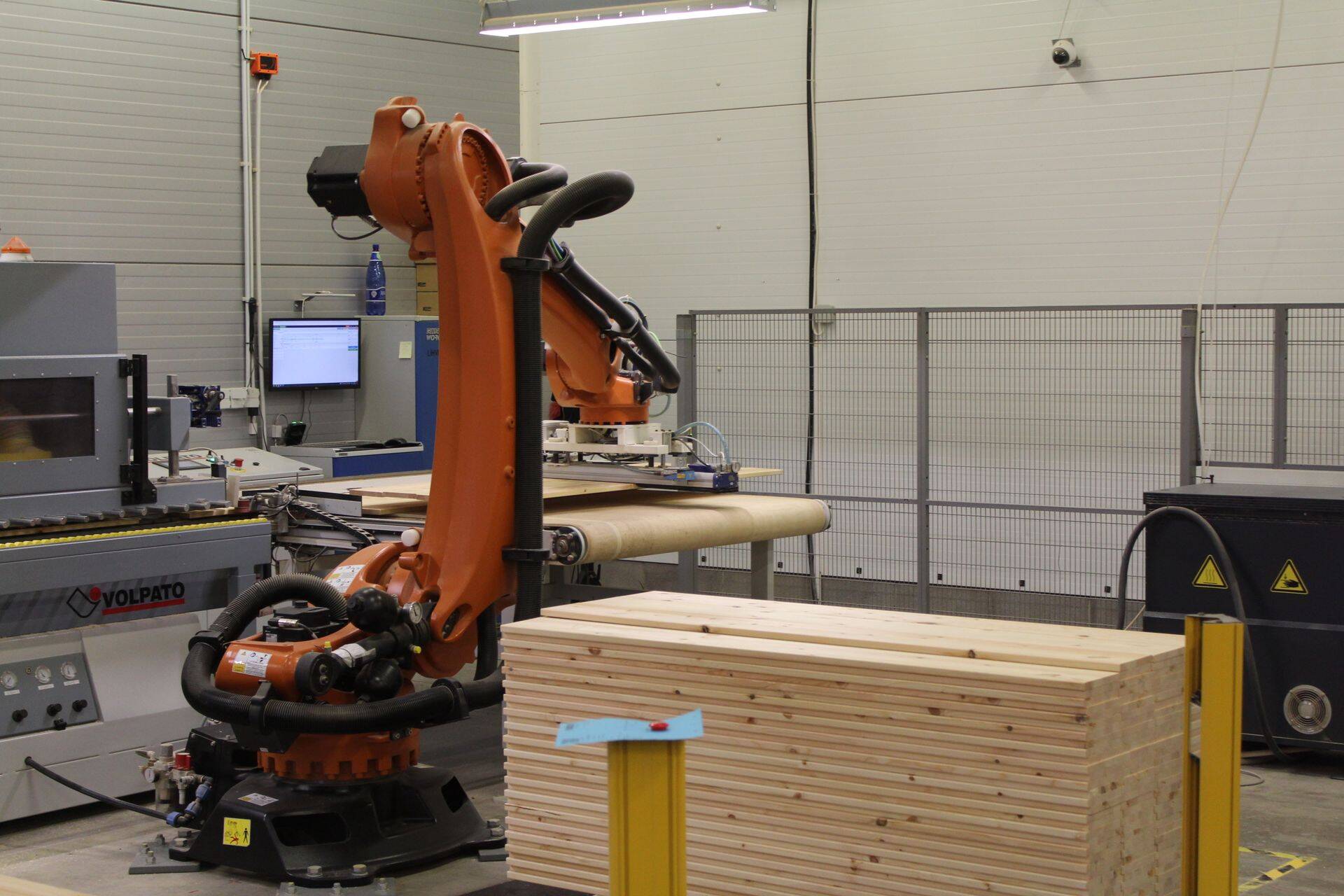 Tööstusrobot Tiksoja Metsagrupi mööblitööstuses.