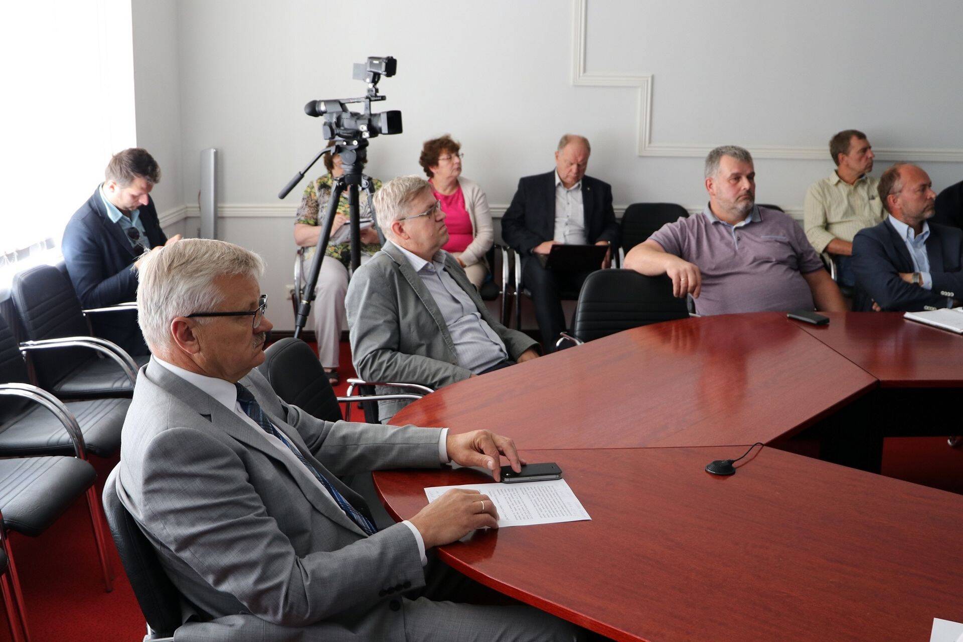 Minister kohtus seakasvatajatega