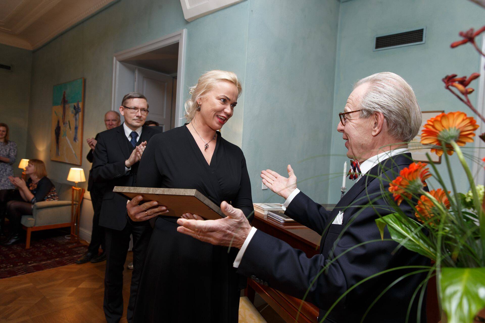 2014. aasta Bonnieri preemia laureaati Kärt Anvelti õnnitleb Äripäeva nõukogu liige Hans-Jacob Bonnier.