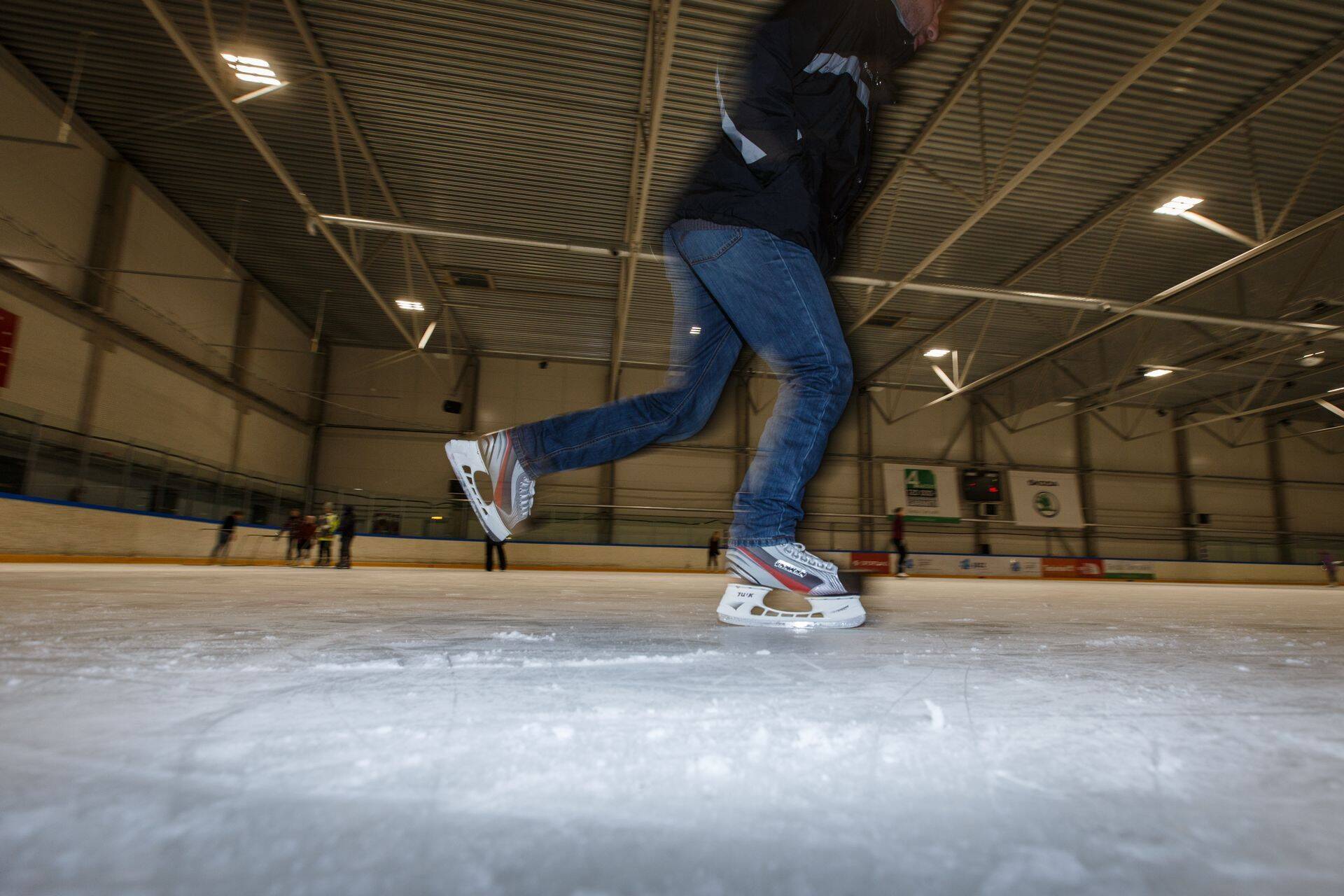 Lisaks pildil olevale Škoda jäähallile saavad MTÜ Spordiselts liikmed nautida uisutamist ka Narva Jäähallis ning Tartu Lõunakeskuse jääväljal.