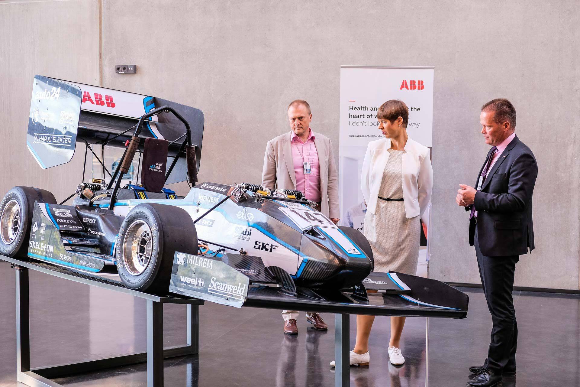 Vasakult: ABB müügi- ja korrashoiuüksuse juht Leho Kuusk, president Kersti Kaljulaid ja ABB Balti riikide juht Jukka Patrikainen eile ABB Jüri tehases