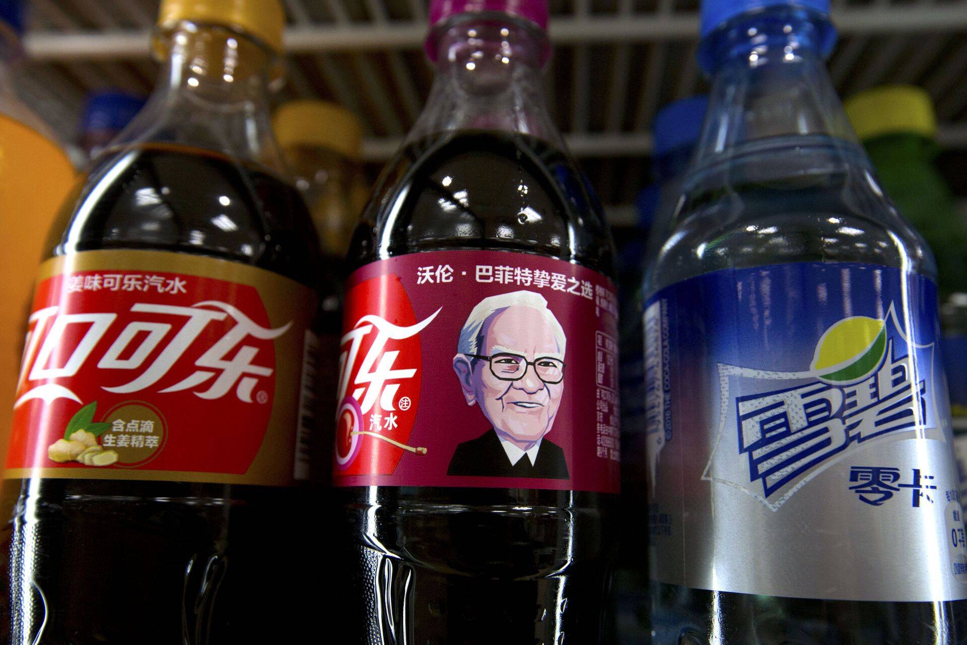 Staarinvestor Warren Buffetti näoga kokakoolapudel Hiina supermarketis. Coca-Cola-sugused vana majanduse ettevõtted jäid börsiraputustest valdavalt puutumata.