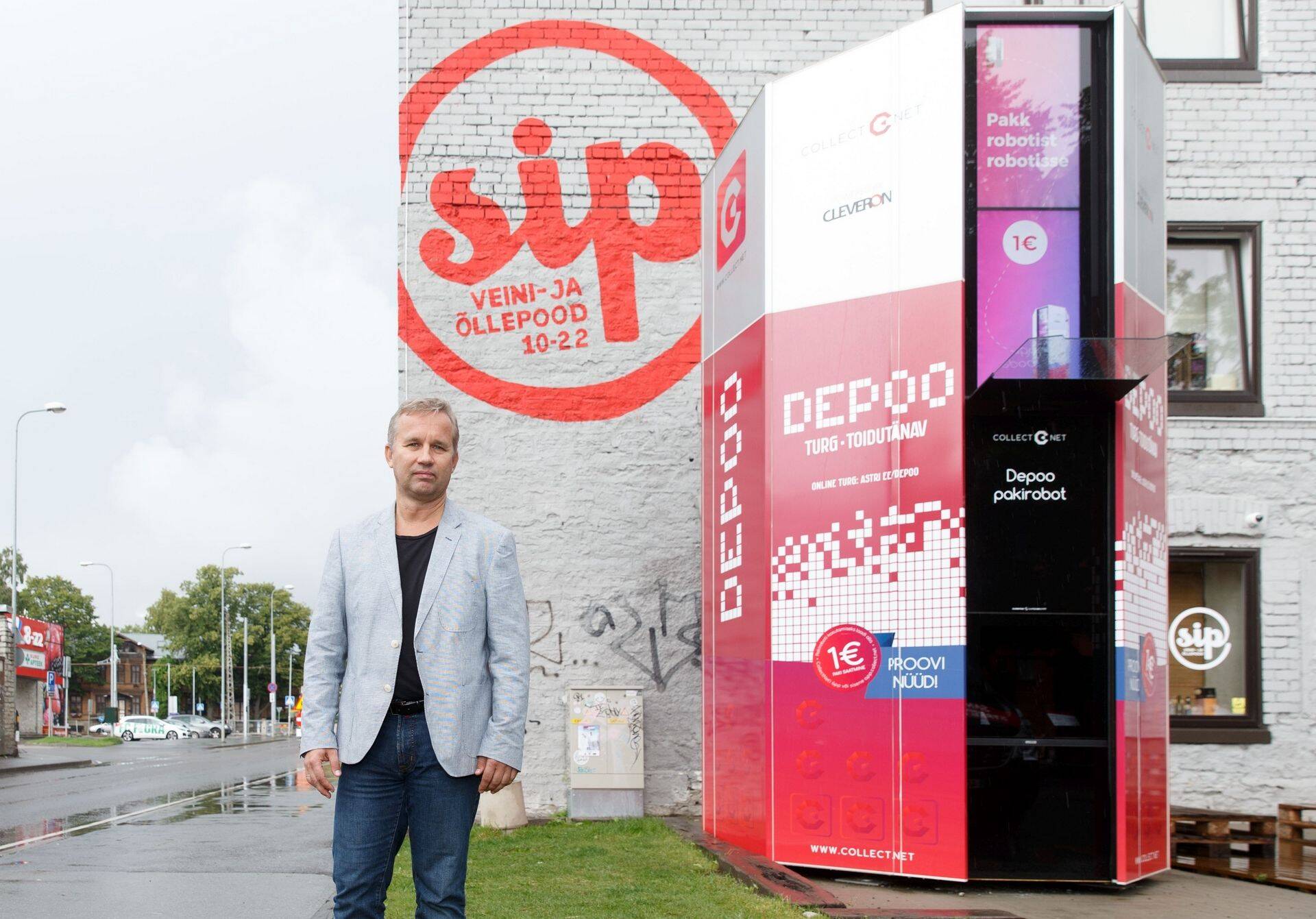 Cleveroni omanik Arno Kütt Tallinnas Telliskivis asuva pakirobotiga, mille sarnased on kasutusel ka Walmartis.