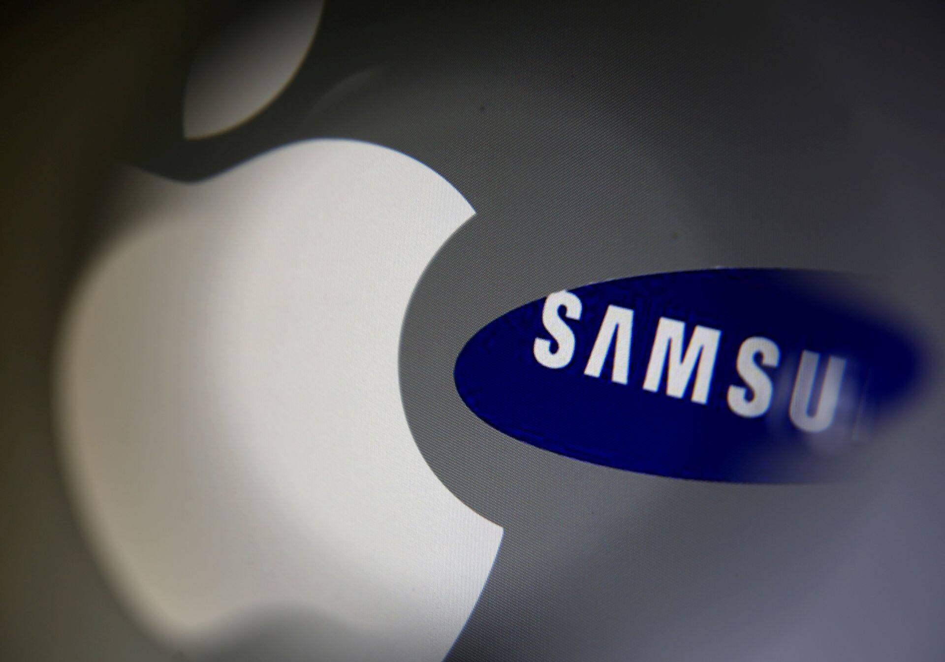 Konkurendid: Apple'i (vasakul) ja Samsungi logod.